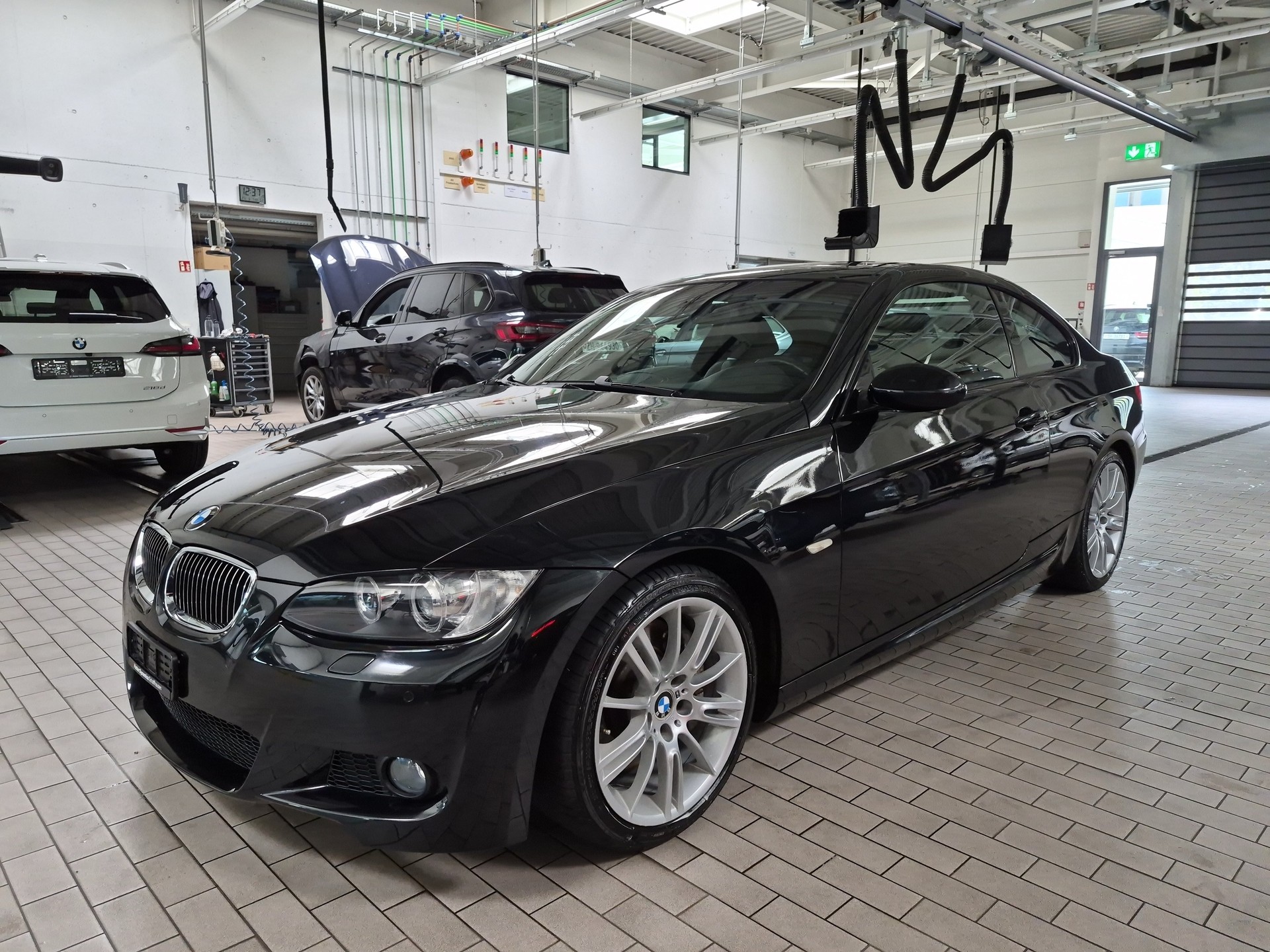 BMW 335i-image-4
