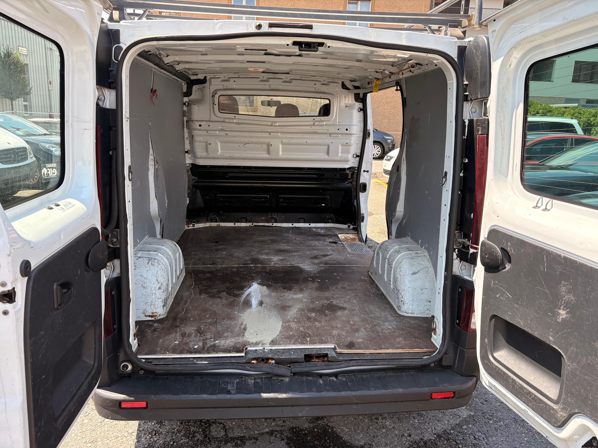 RENAULT Trafic 1.6 dCi 95 2.7t Access L1H1-image-9