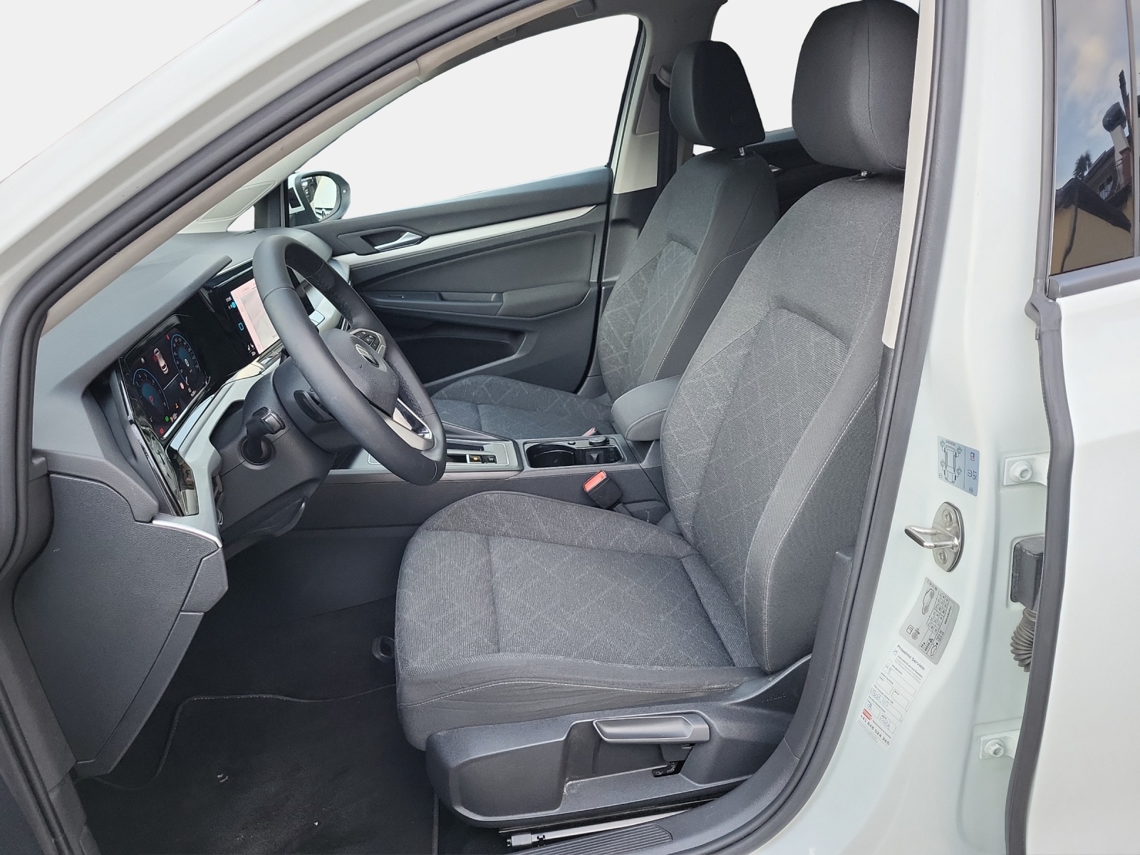 VW Golf 1.0 eTSI mHEV ACTLife DSG-image-8