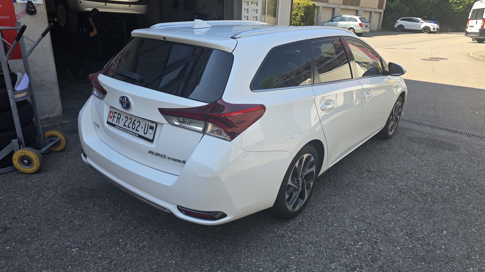 TOYOTA Auris Touring Sports 1.8 HSD Trend e-CVT ACC TEMP-image-10