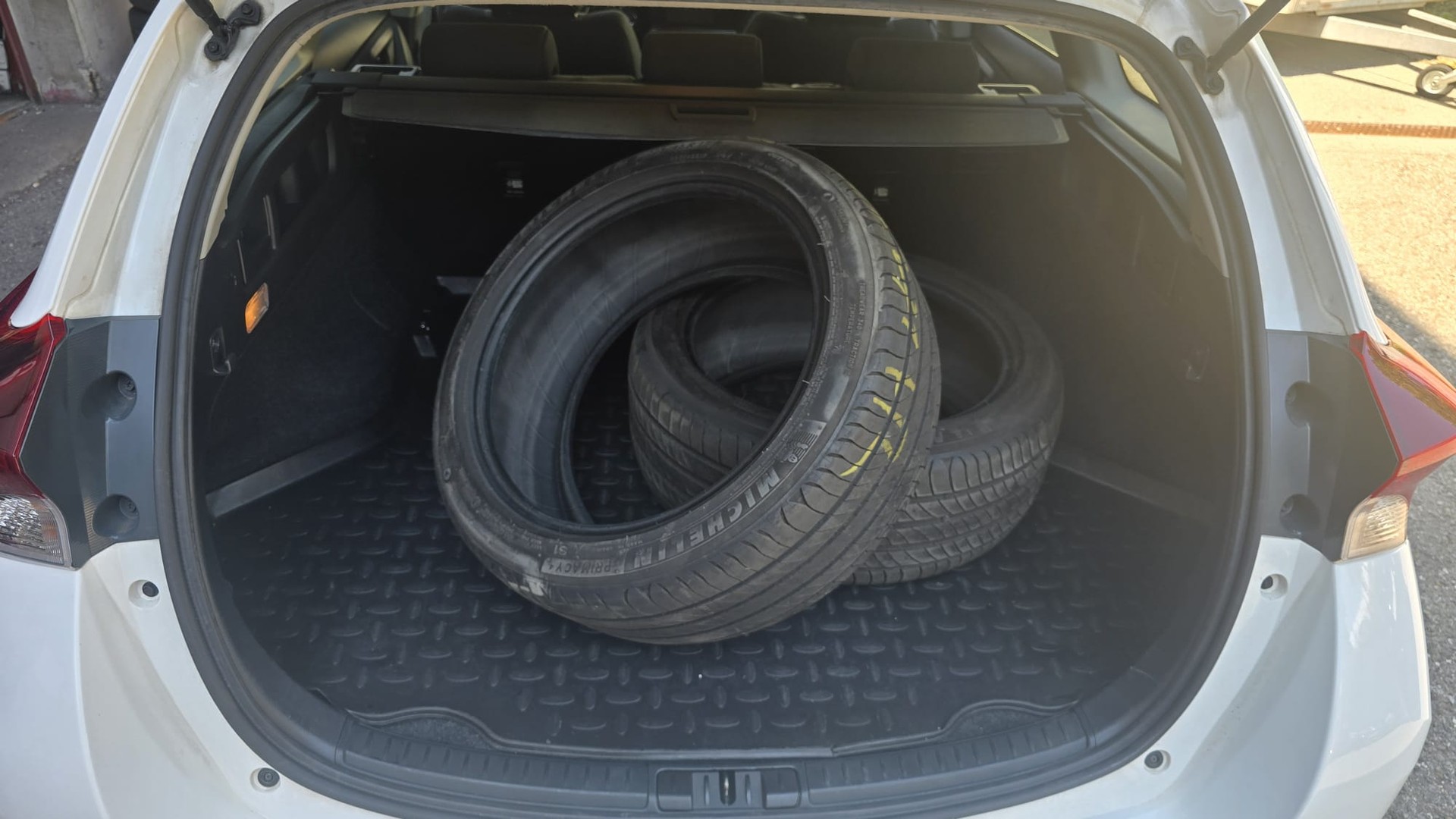 TOYOTA Auris Touring Sports 1.8 HSD Trend e-CVT ACC TEMP-image-9
