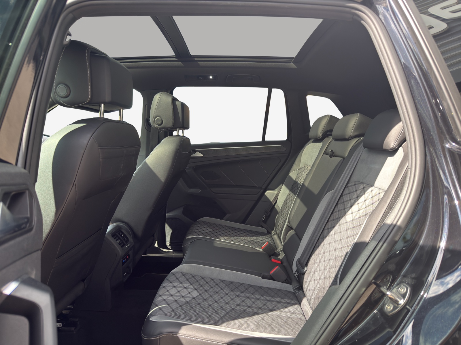 VW Tiguan 2.0TSI R-Line 4Motion DSG-image-11