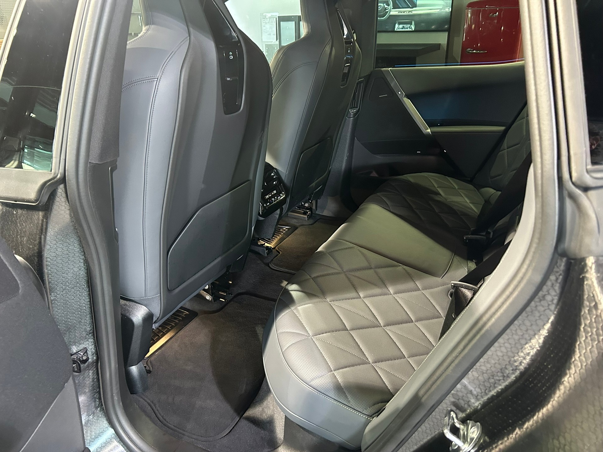 BMW iX xDrive60 M Sport Pro-image-24