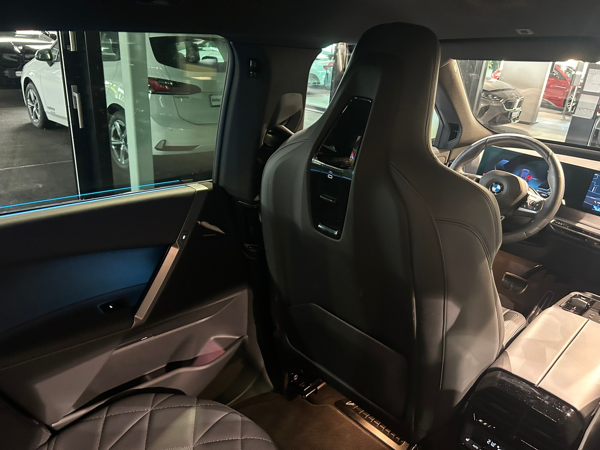 BMW iX xDrive60 M Sport Pro-image-28