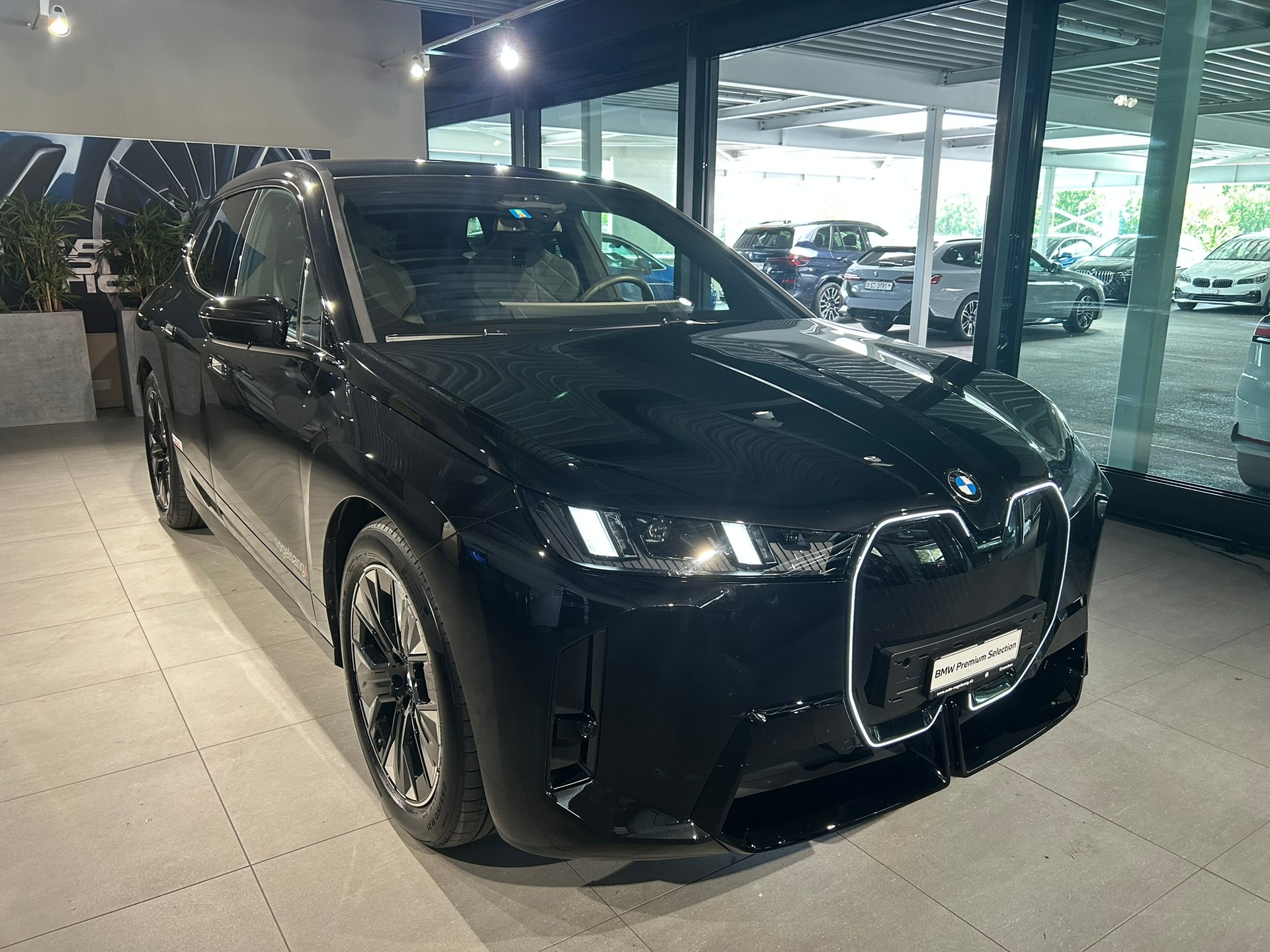 BMW iX xDrive60 M Sport Pro-showroom-element-1