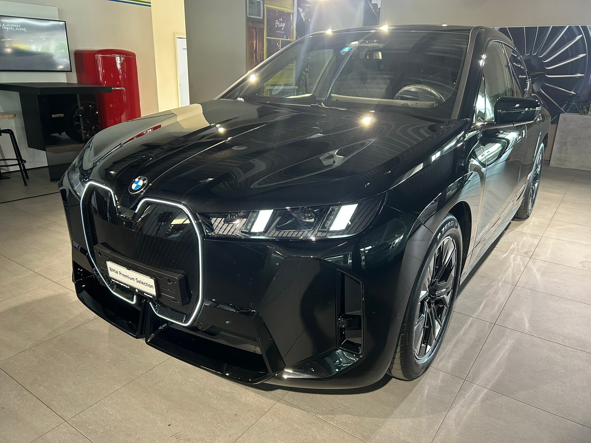BMW iX xDrive60 M Sport Pro-showroom-element-3