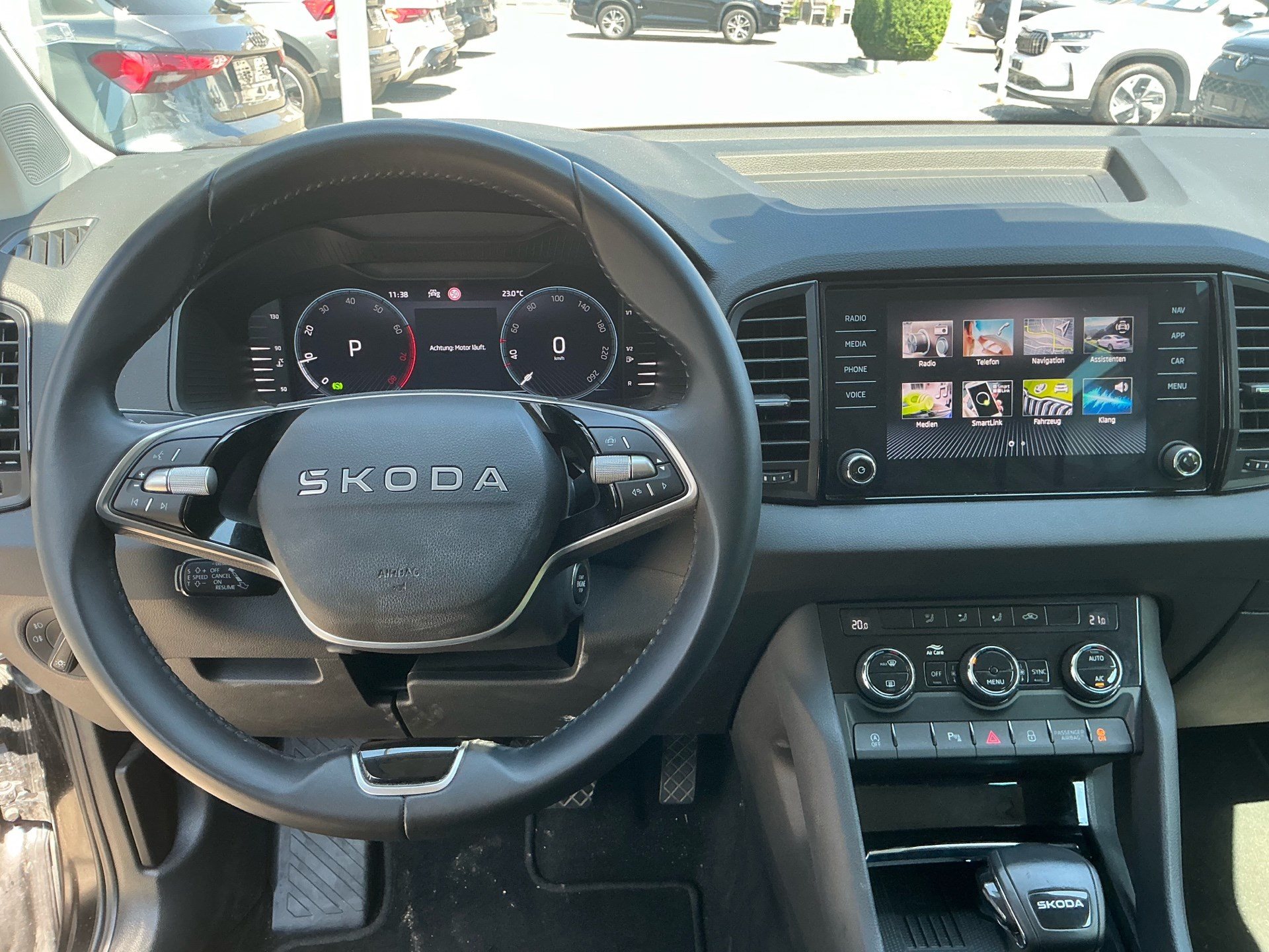 SKODA Karoq Selection *** ACC & RÜCKFAHRKAMERA ***-image-8