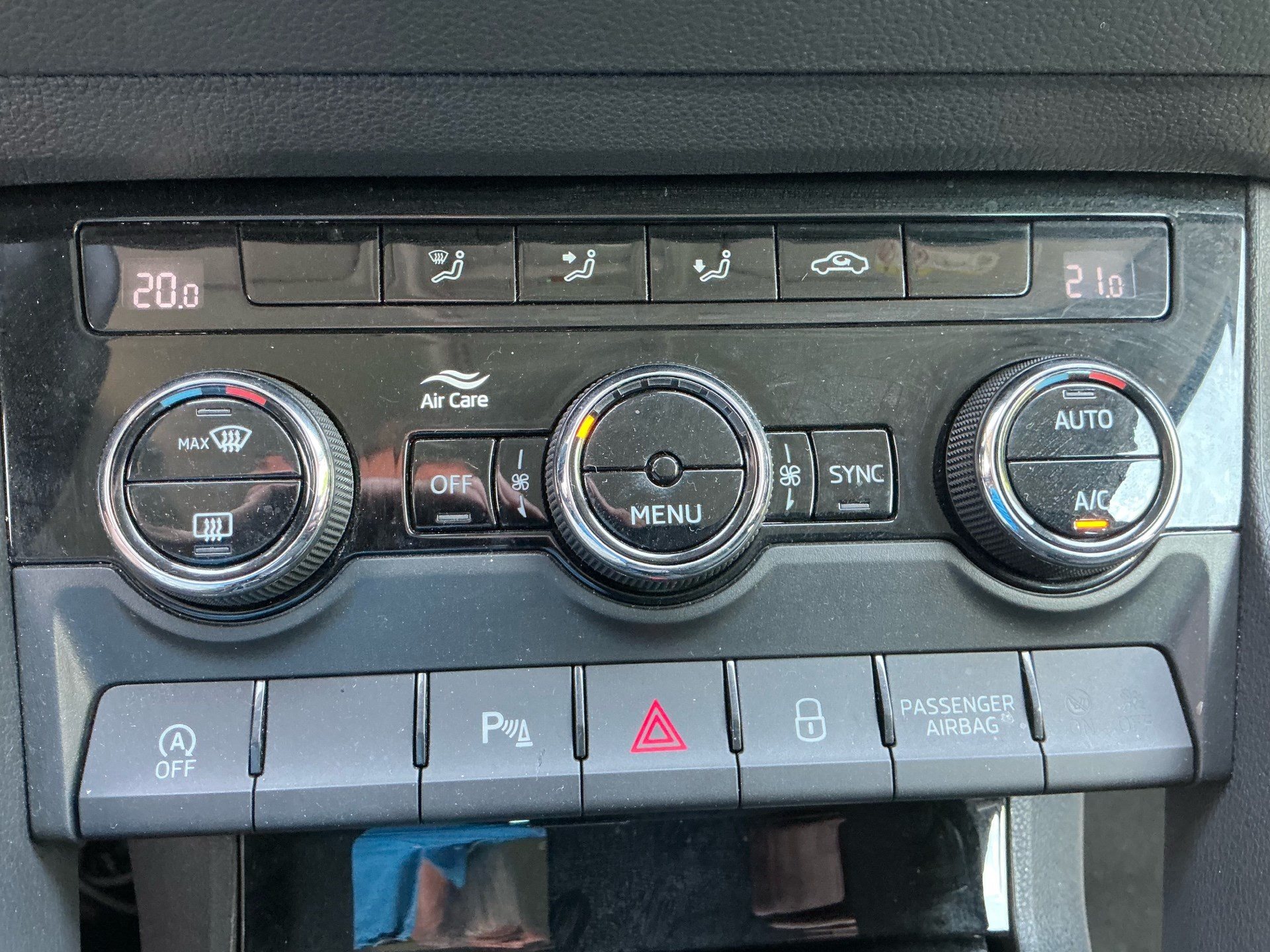 SKODA Karoq Selection *** ACC & RÜCKFAHRKAMERA ***-image-18