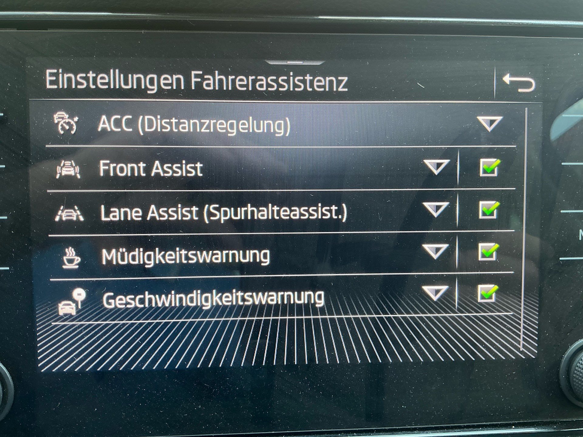 SKODA Karoq Selection *** ACC & RÜCKFAHRKAMERA ***-image-15