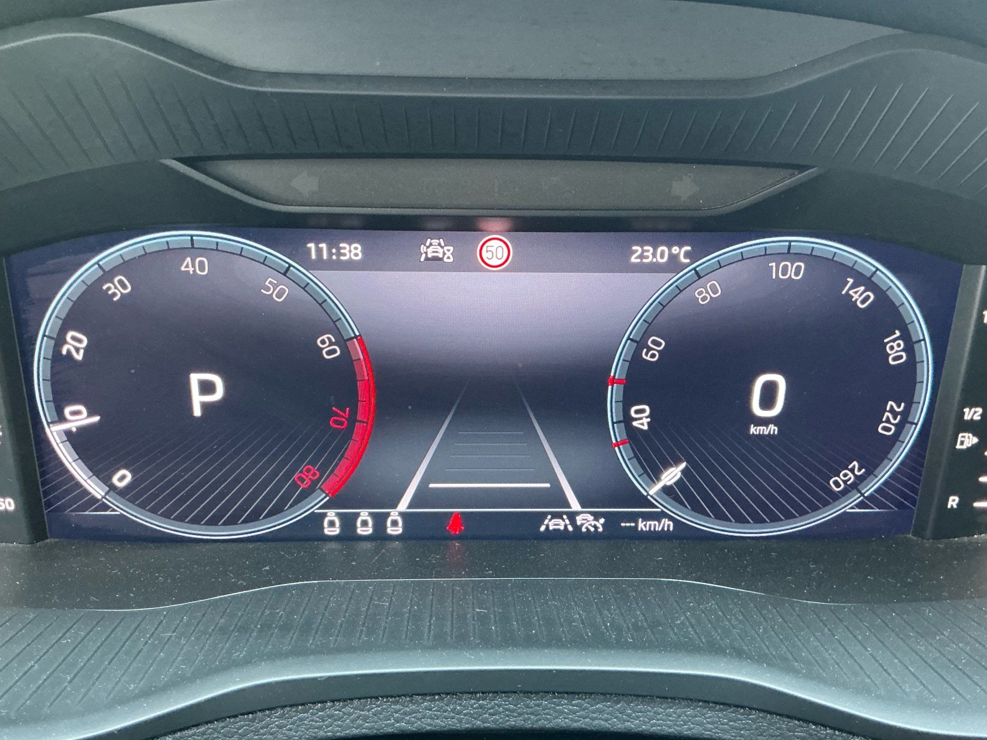 SKODA Karoq Selection *** ACC & RÜCKFAHRKAMERA ***-image-9