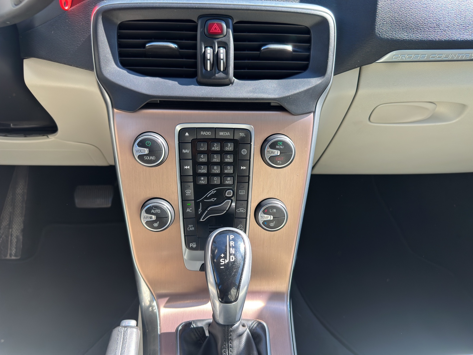 VOLVO V40 Cross Country T4 AWD Lyx Geartronic-image-13