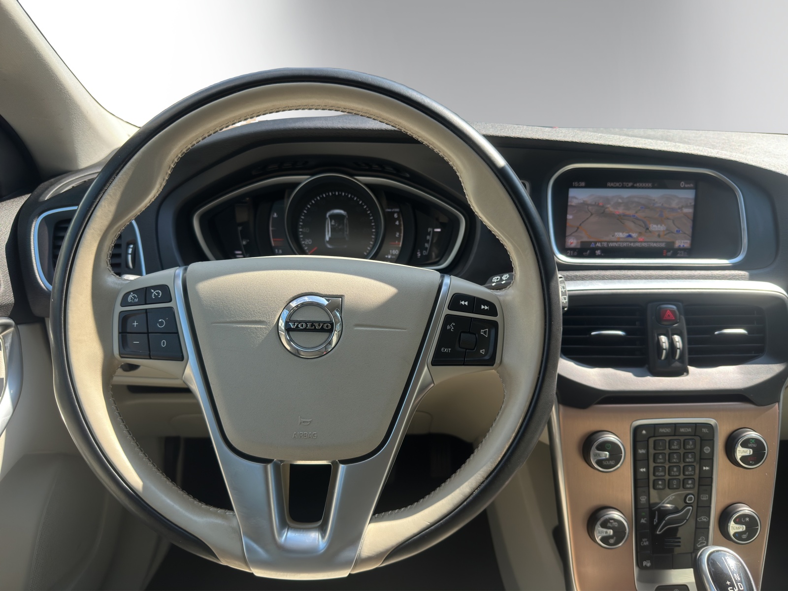 VOLVO V40 Cross Country T4 AWD Lyx Geartronic-image-12