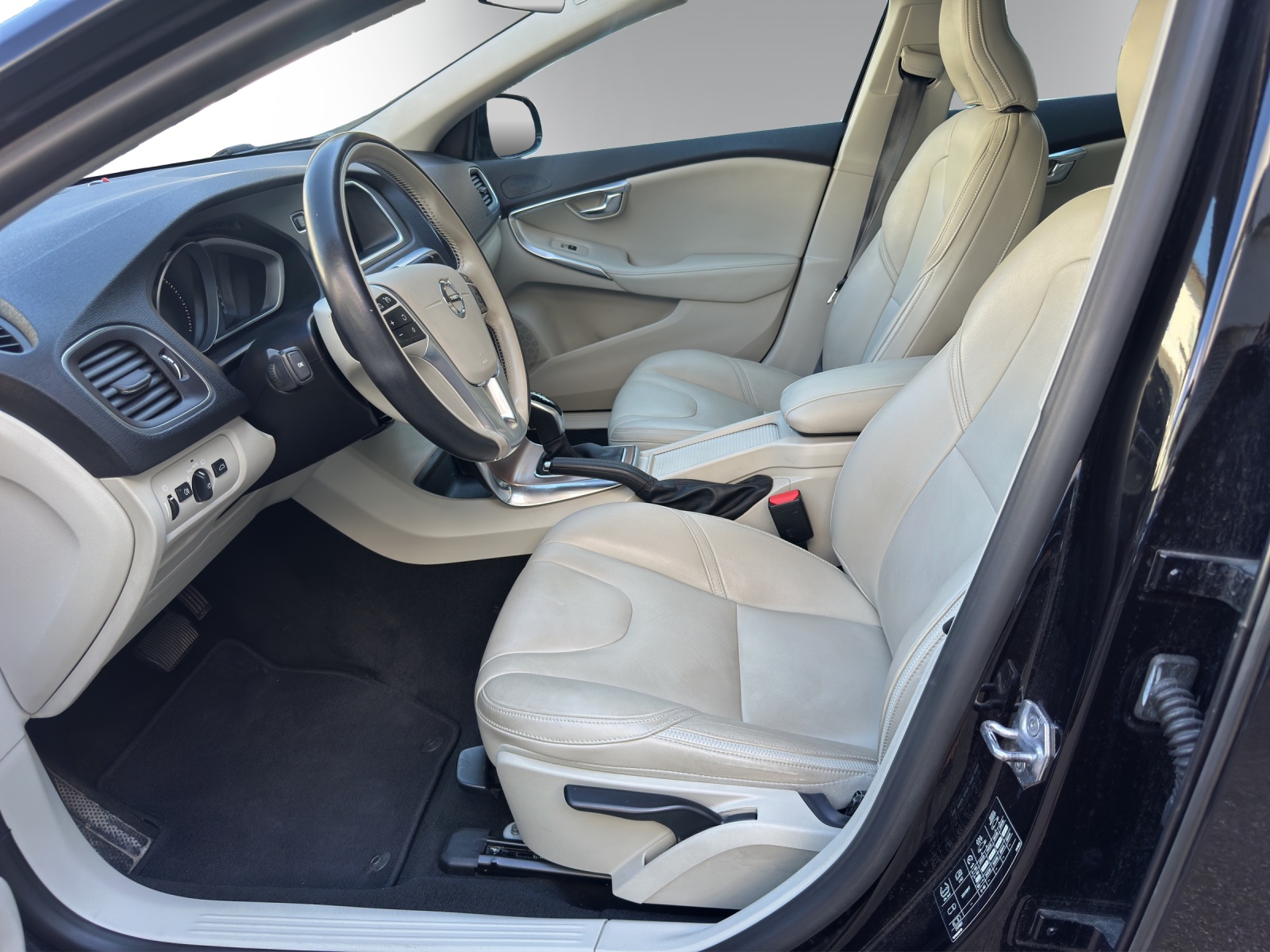 VOLVO V40 Cross Country T4 AWD Lyx Geartronic-image-8