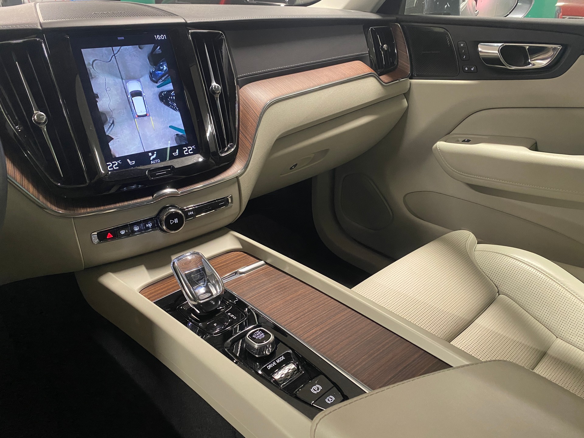 VOLVO XC60 2.0 T8 TE Inscription eAWD-image-10