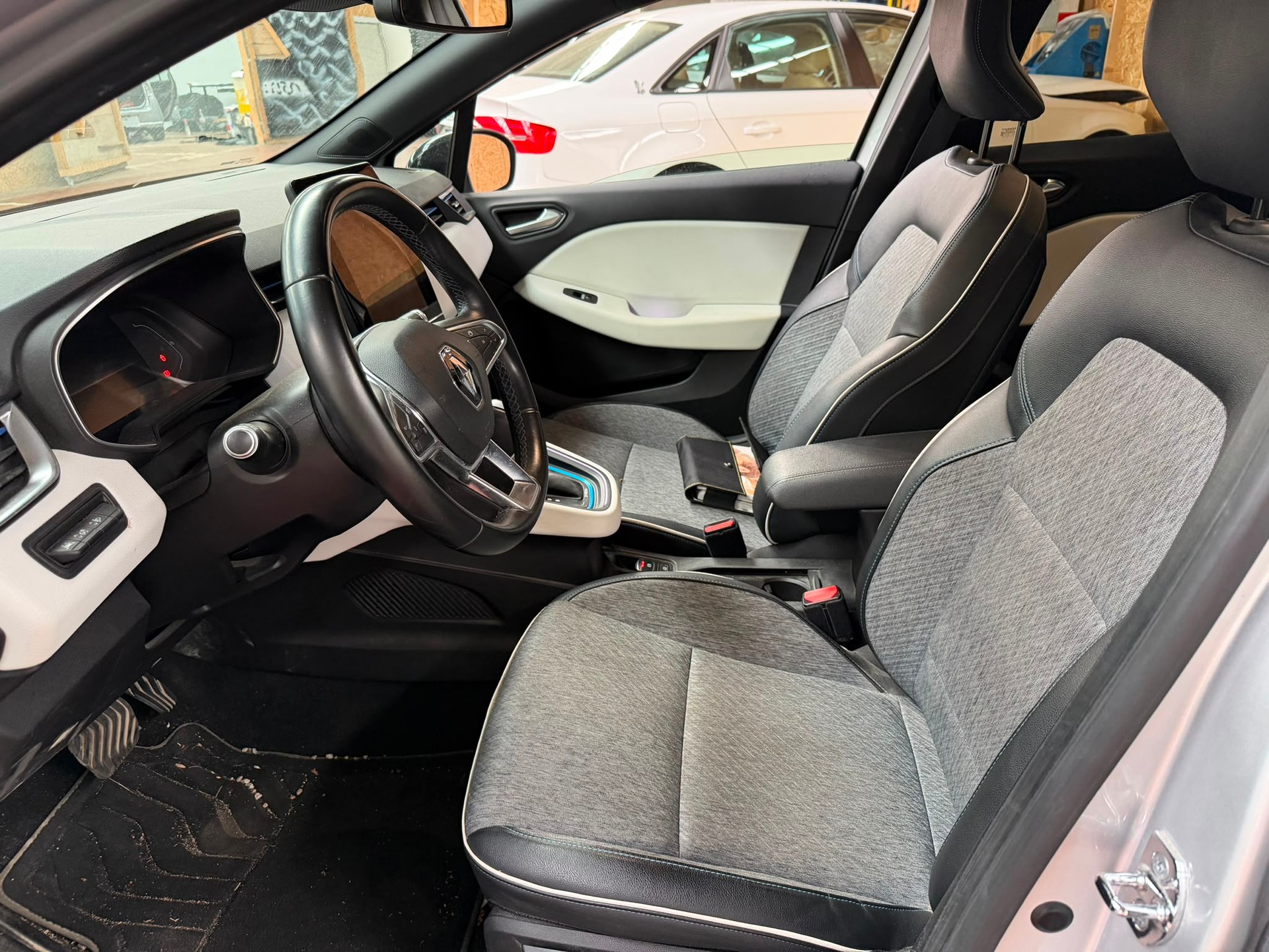RENAULT Clio 1.6 E-Tech Business-image-12