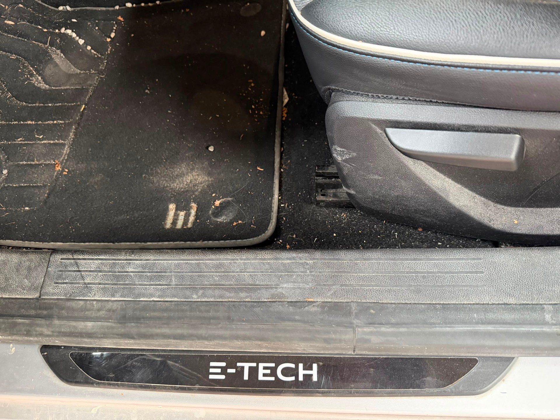 RENAULT Clio 1.6 E-Tech Business-image-16