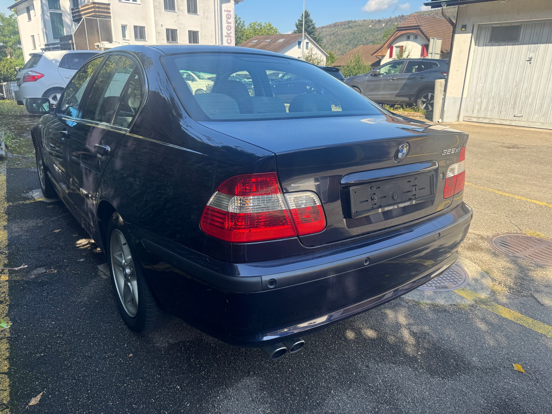 BMW 325xi-image-5
