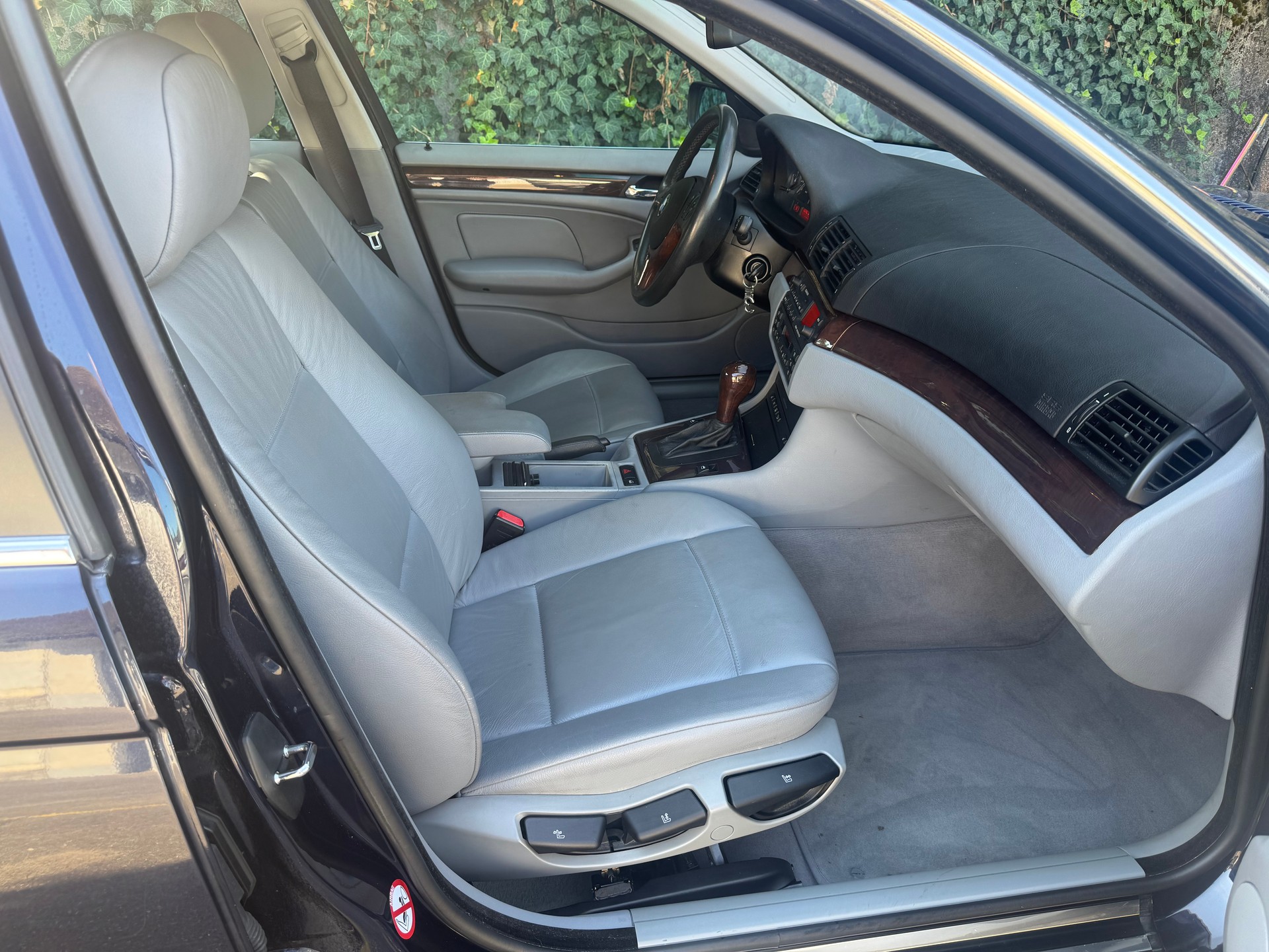 BMW 325xi-image-7