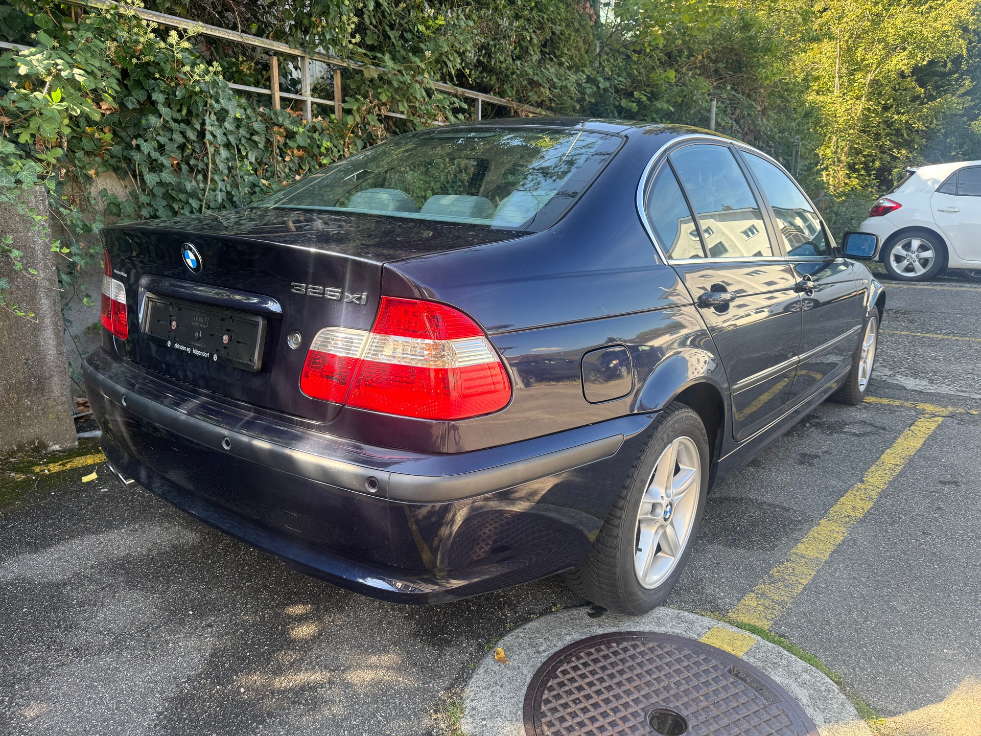 BMW 325xi-image-6