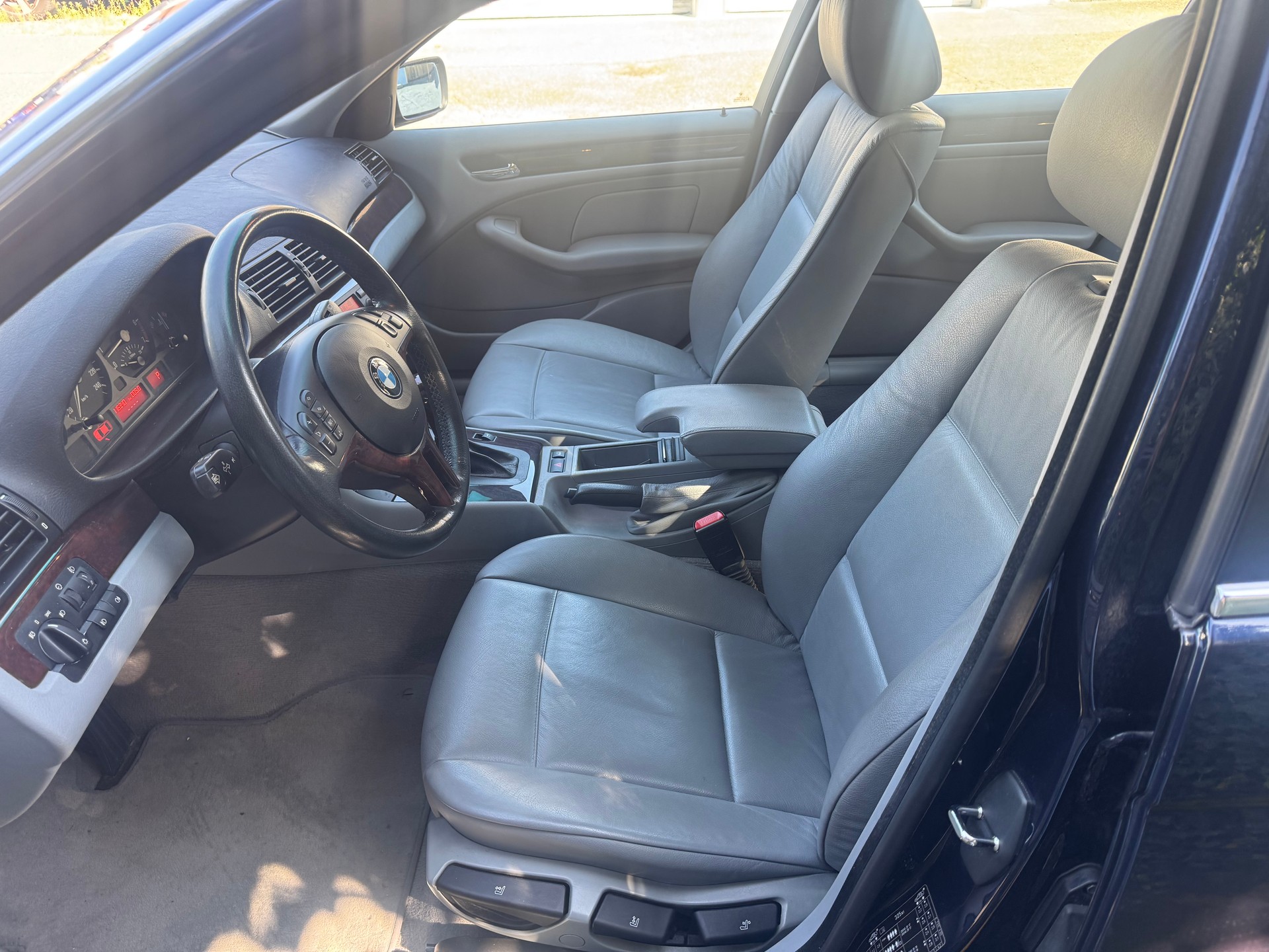 BMW 325xi-image-2