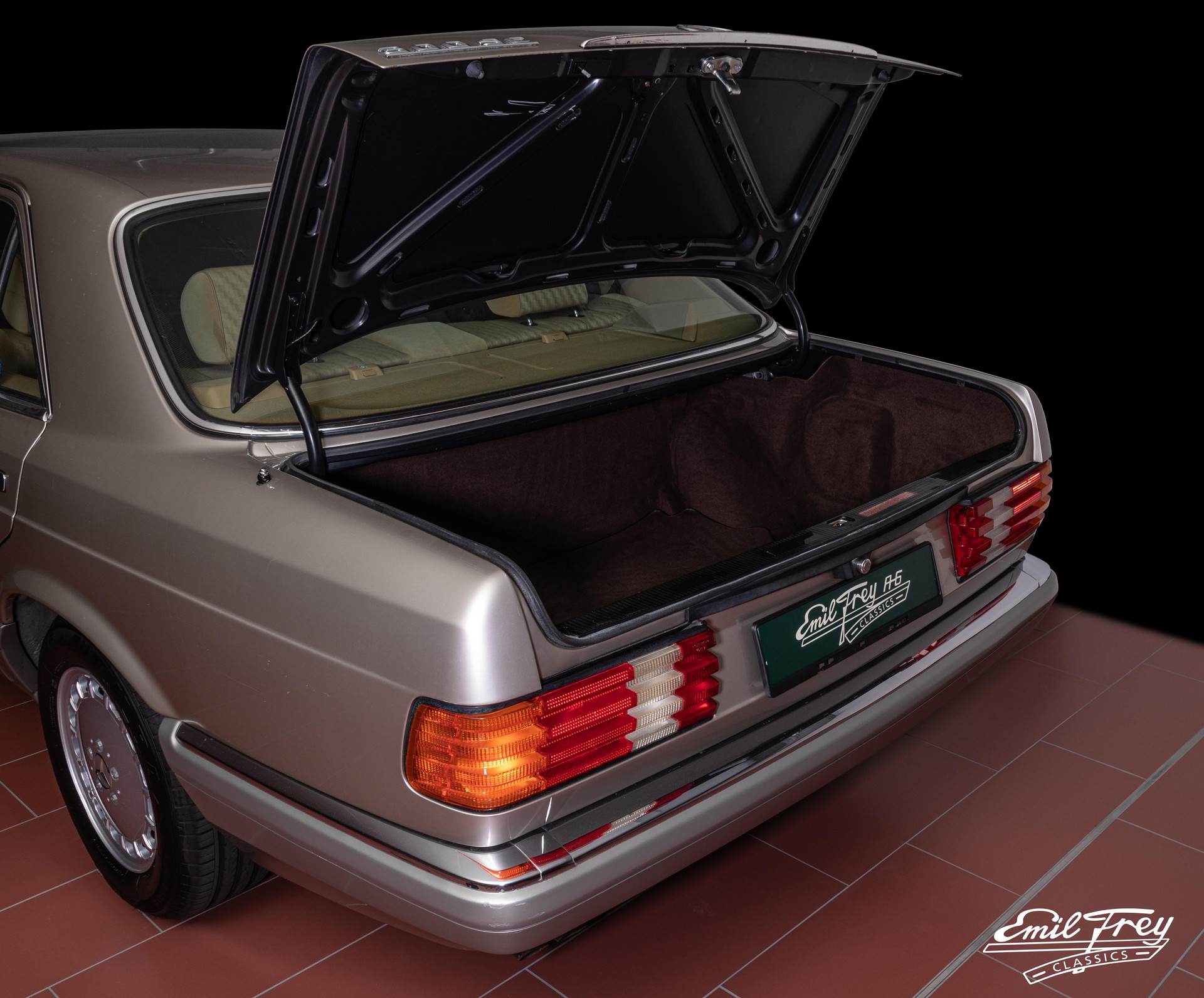 MERCEDES-BENZ SE W126-image-4