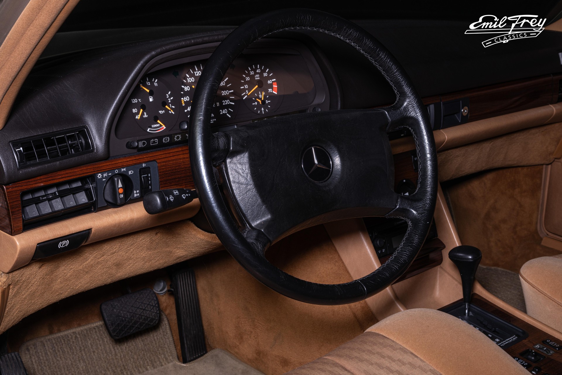 MERCEDES-BENZ SE W126-showroom-element-3