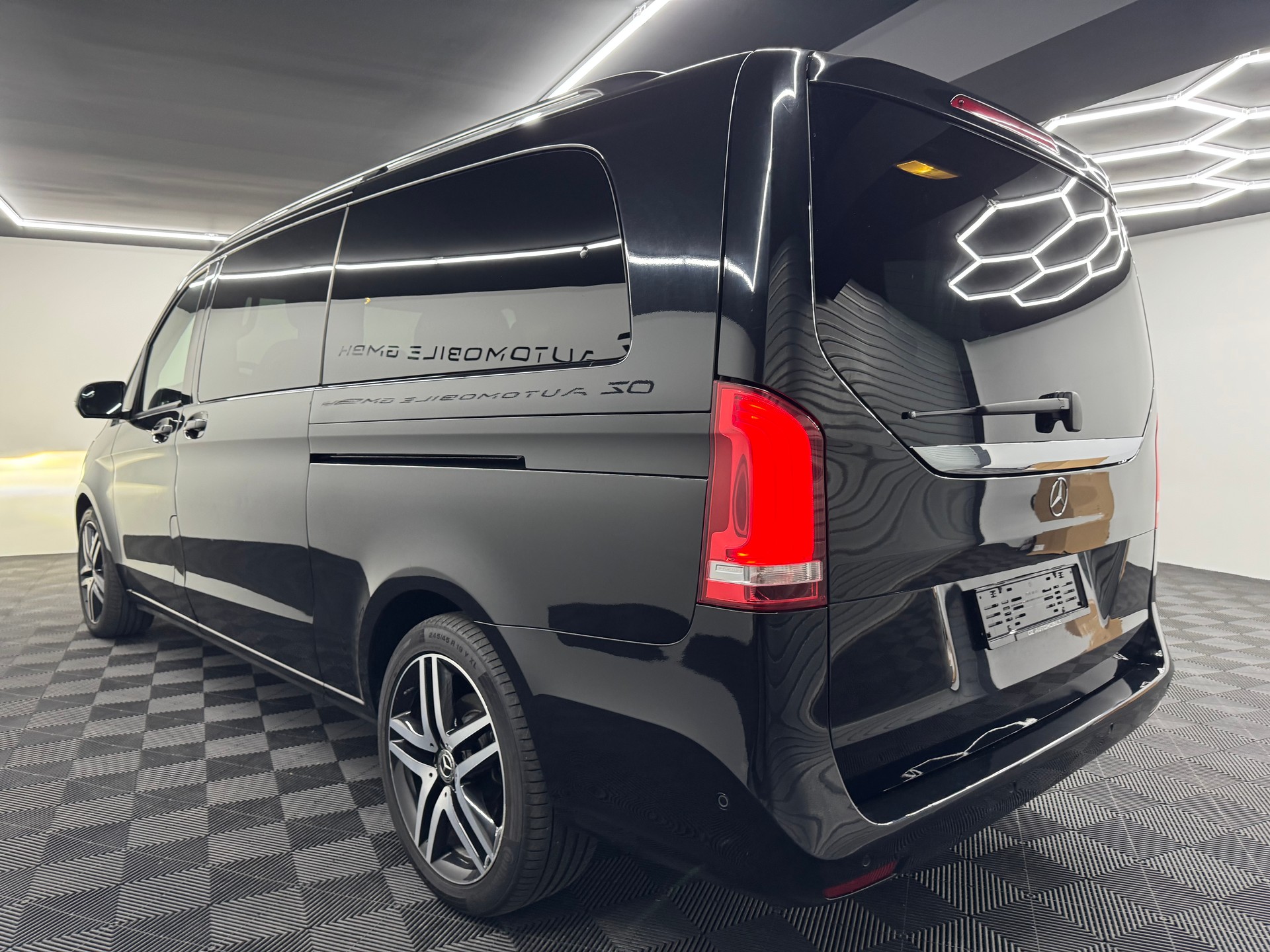 MERCEDES-BENZ V 300 d extralang Avantgarde 4Matic 9G-Tronic-image-4