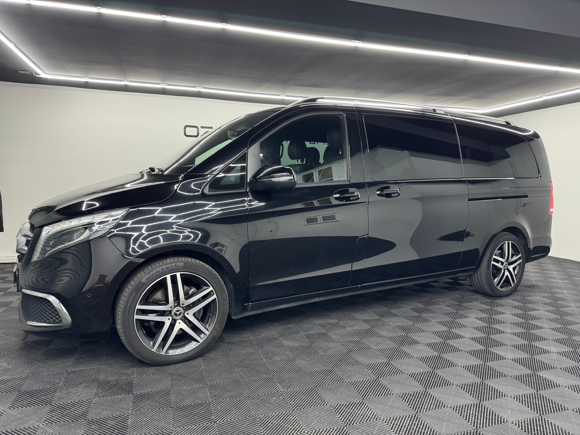 MERCEDES-BENZ V 300 d extralang Avantgarde 4Matic 9G-Tronic-showroom-element-2