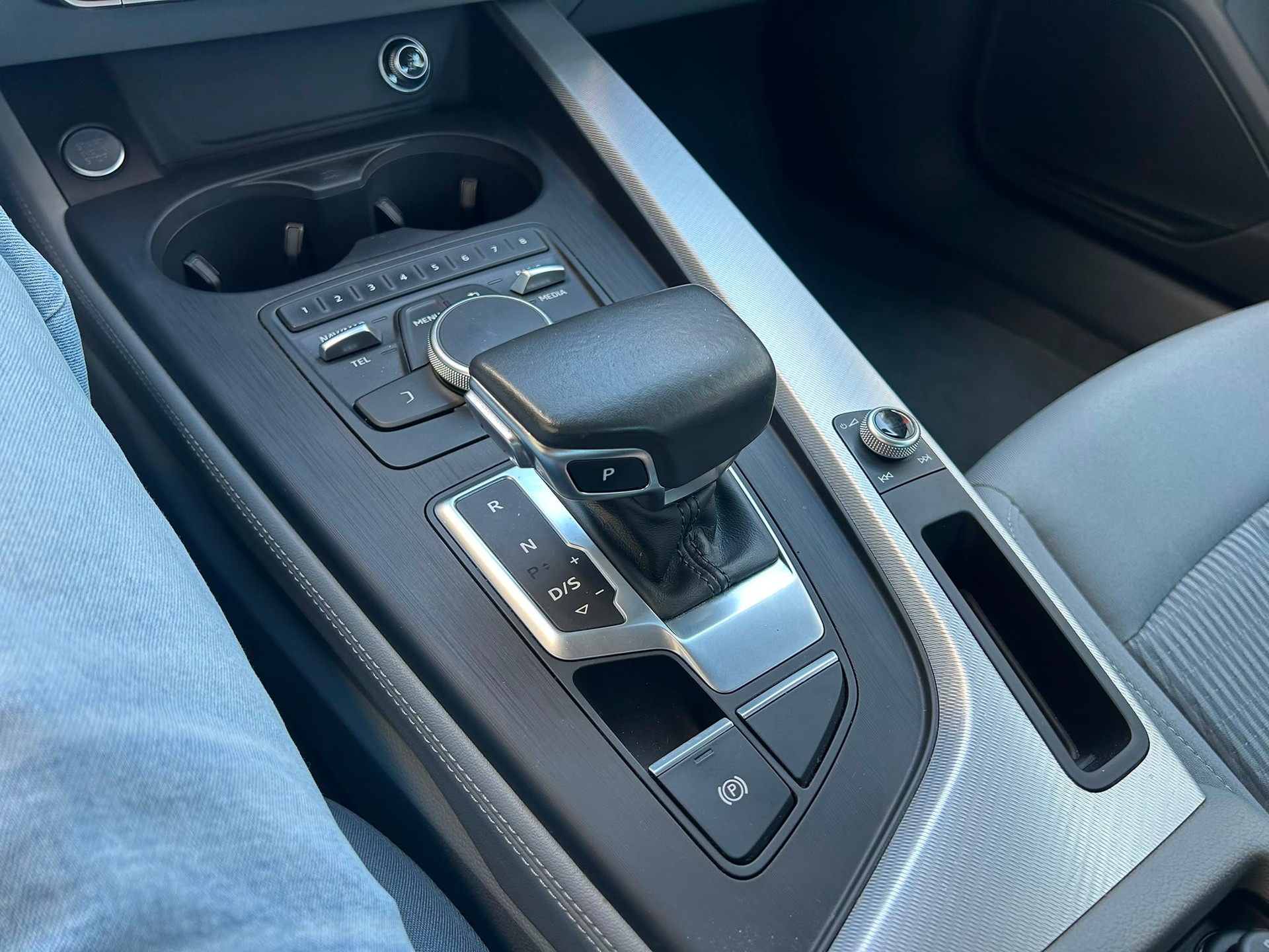 AUDI A4 Limousine 3.0 TDI Design S-tronic-image-12