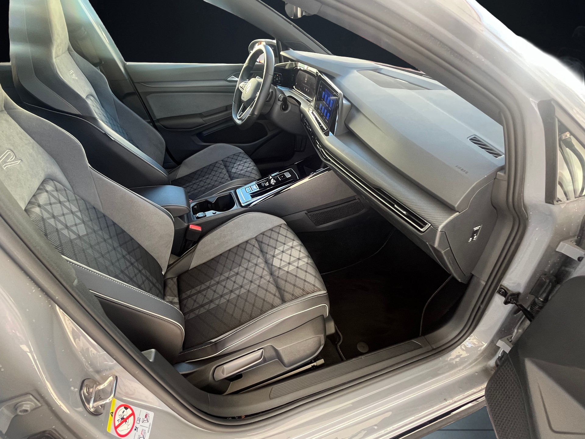 VW Golf 1.5 eTSI mHEV ACT R-Line DSG-image-11