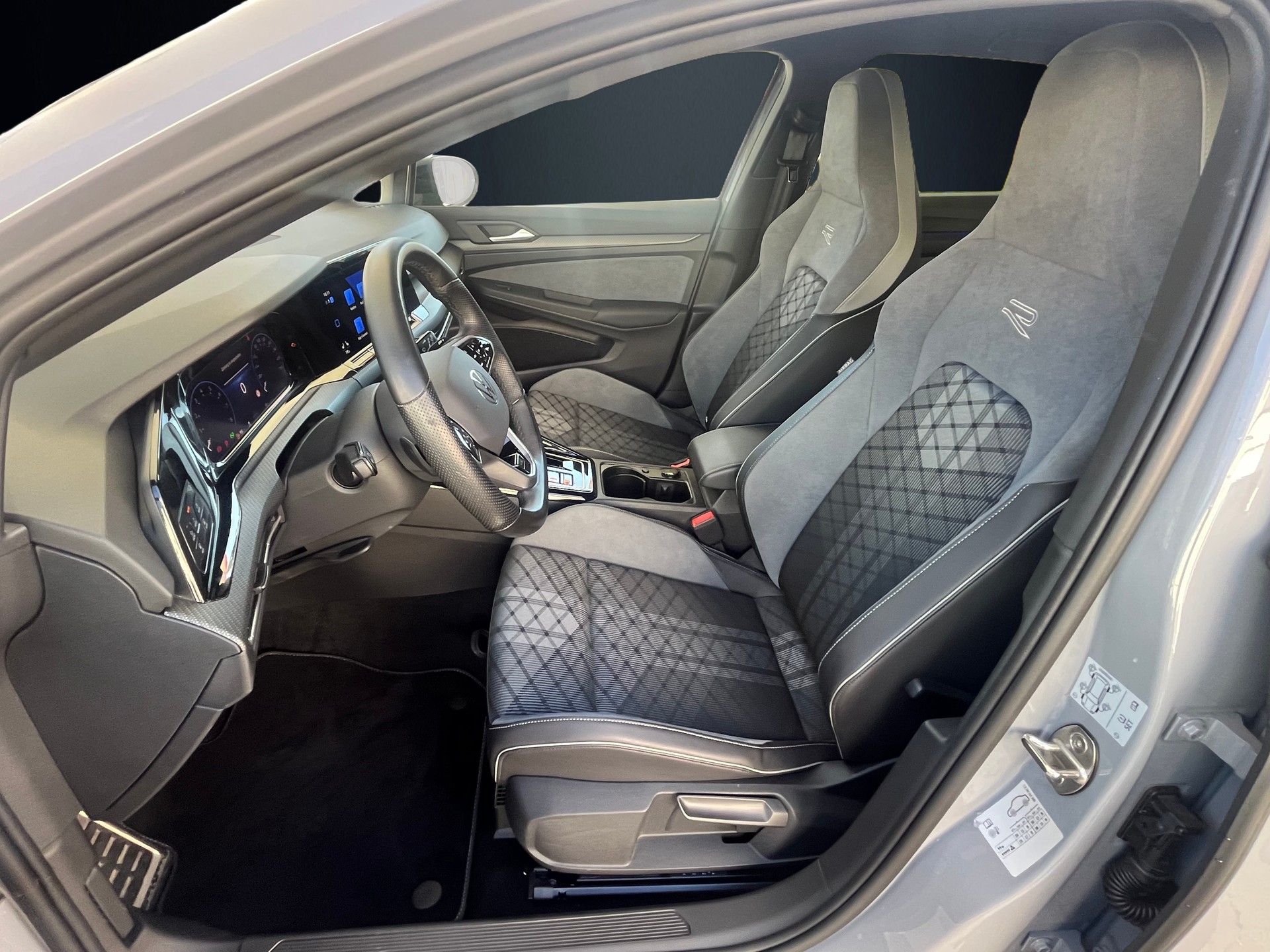 VW Golf 1.5 eTSI mHEV ACT R-Line DSG-image-9