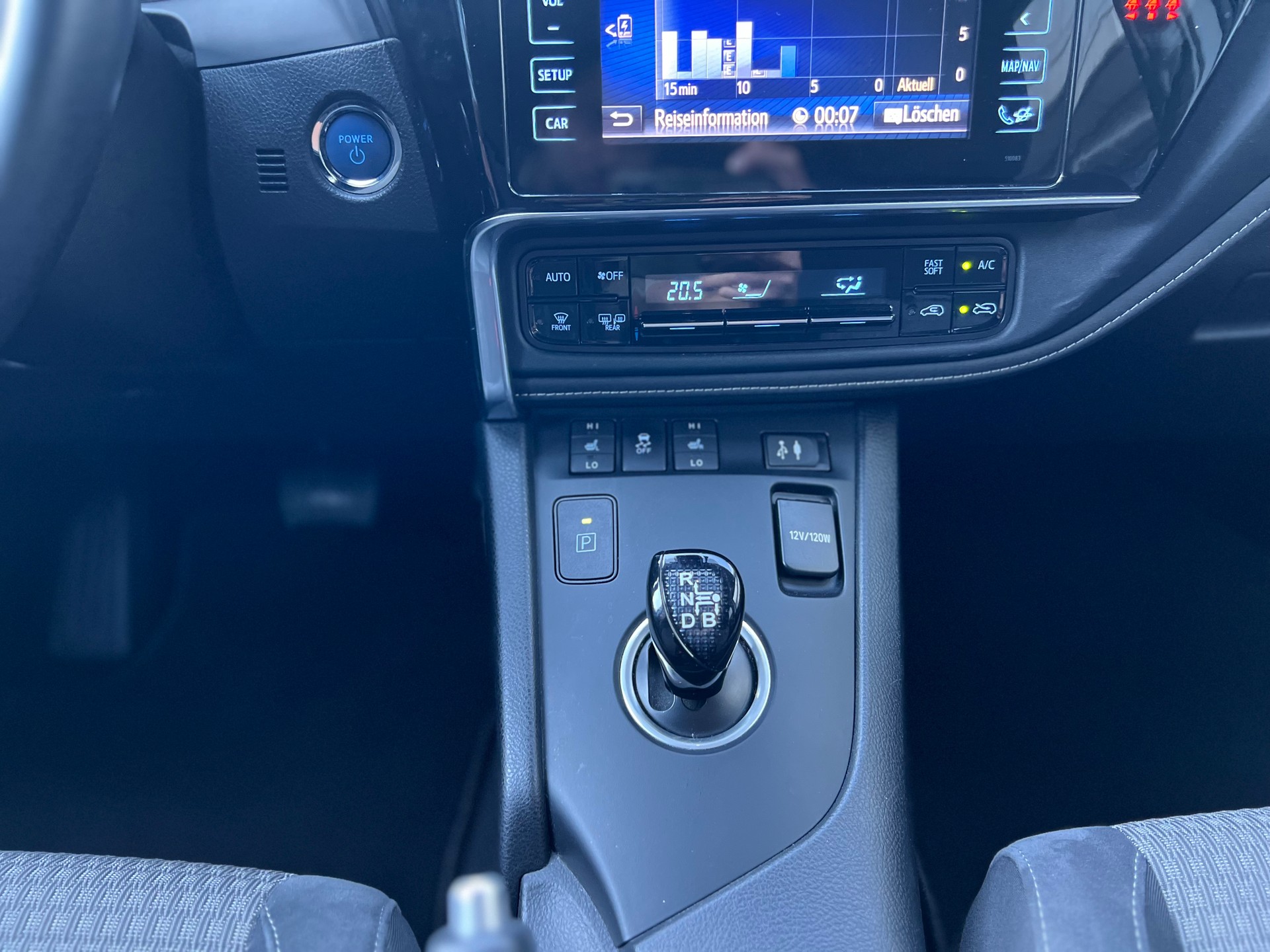 TOYOTA Auris 1.8 HSD Trend e-CVT-image-19