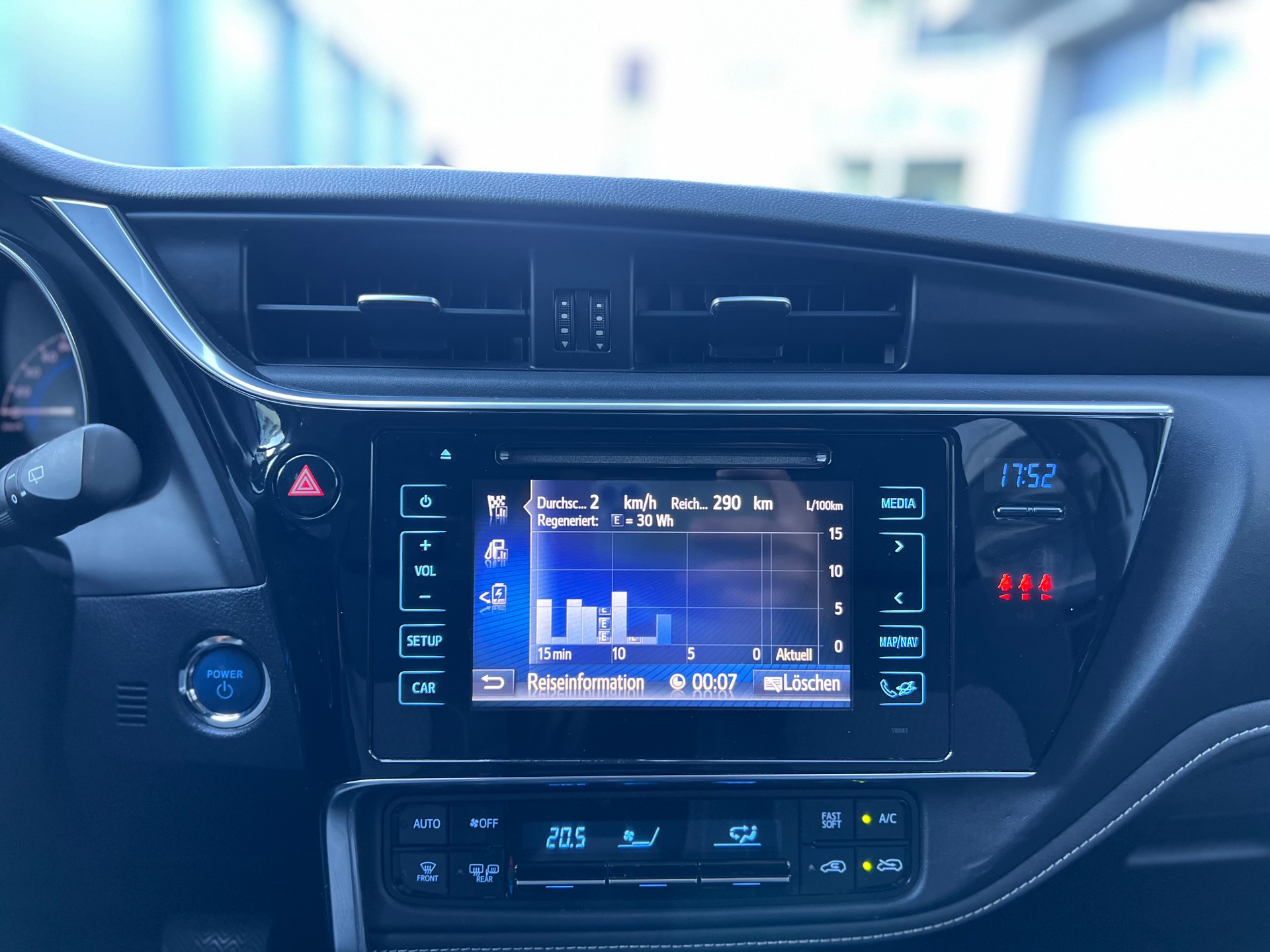 TOYOTA Auris 1.8 HSD Trend e-CVT-image-16