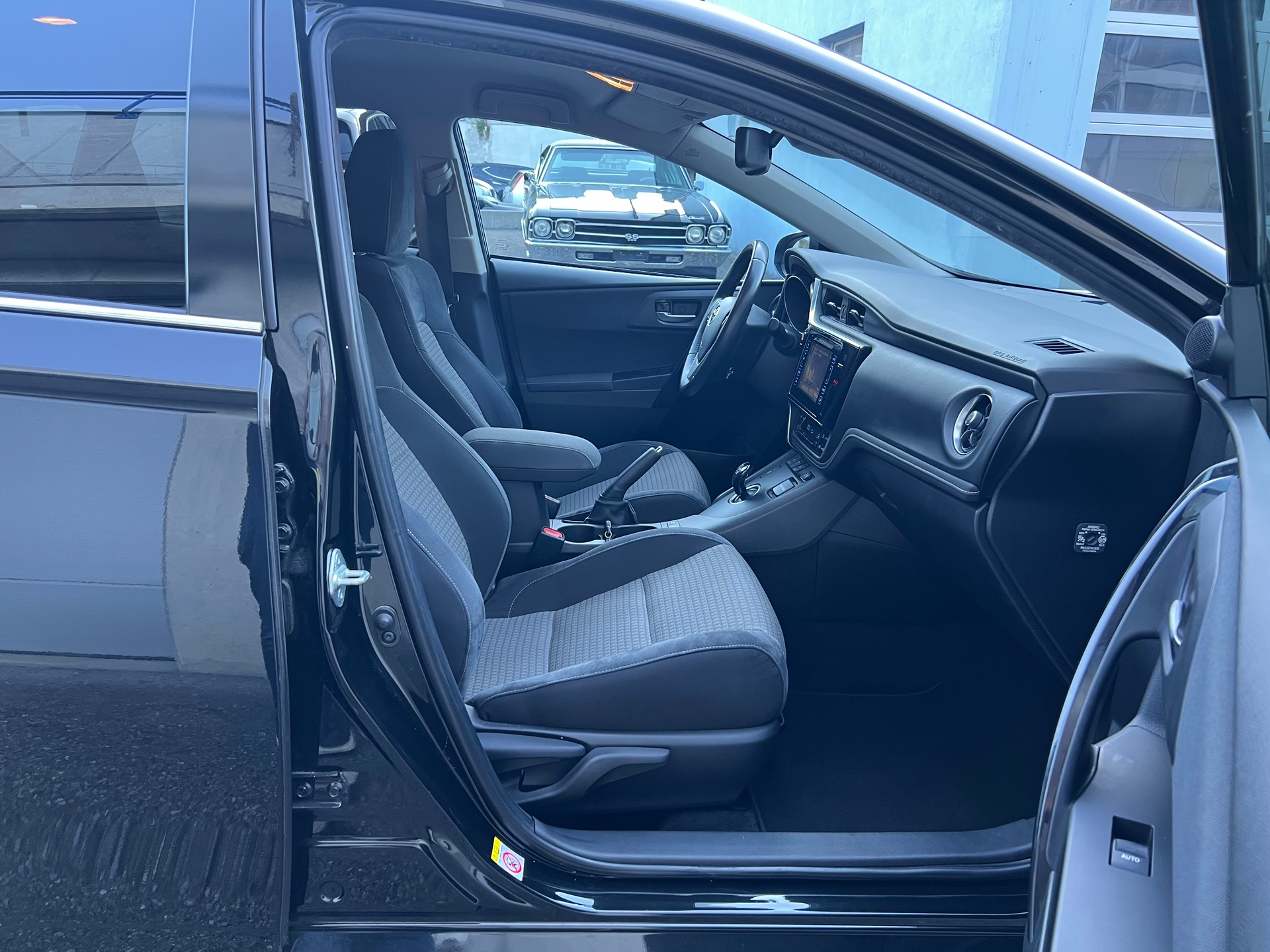 TOYOTA Auris 1.8 HSD Trend e-CVT-image-11