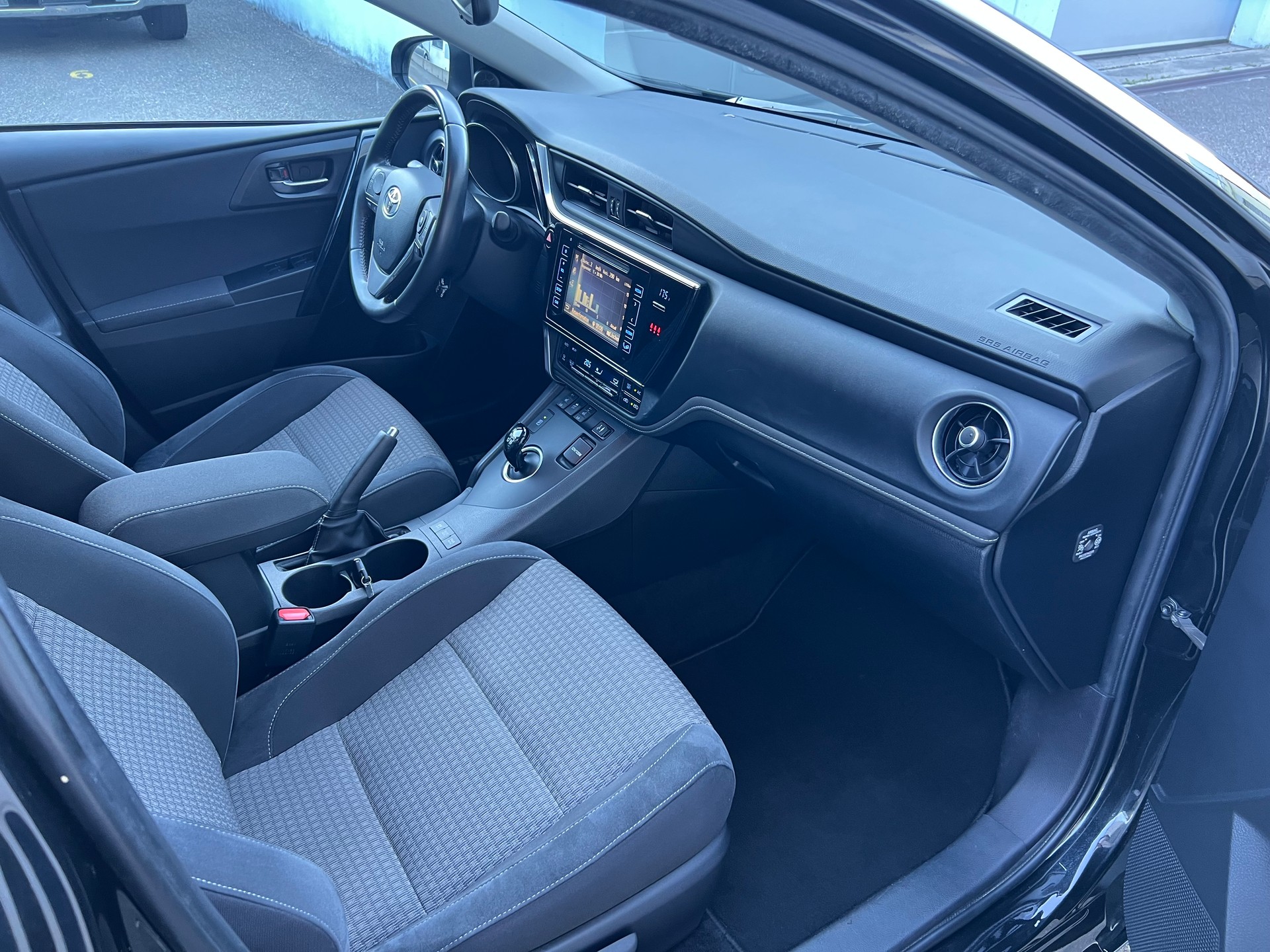 TOYOTA Auris 1.8 HSD Trend e-CVT-image-10
