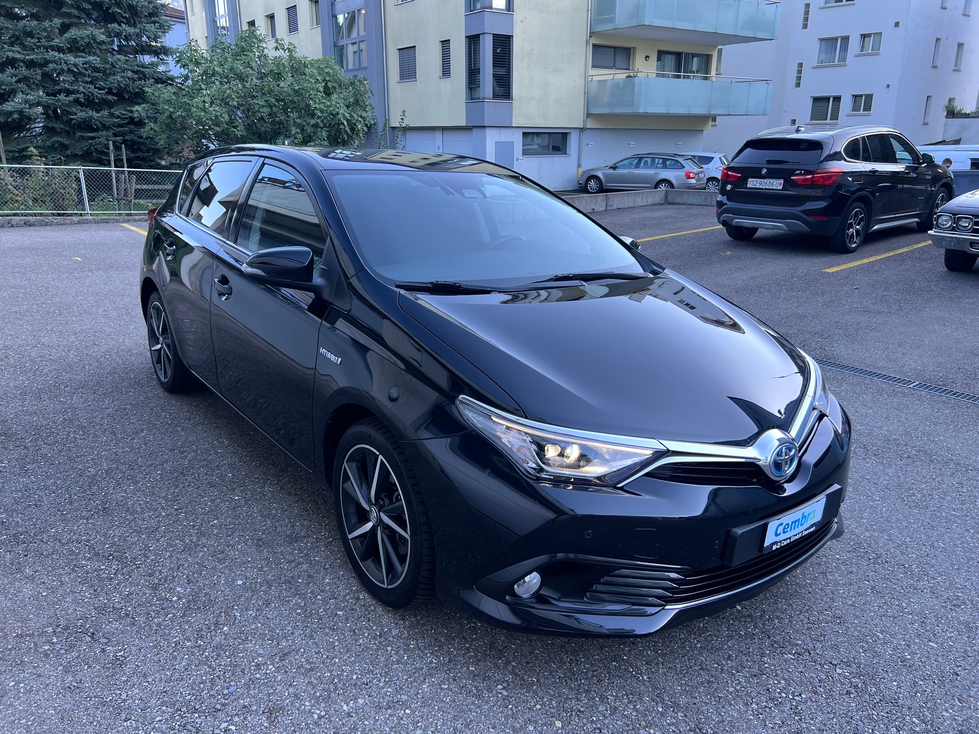 TOYOTA Auris 1.8 HSD Trend e-CVT-image-2