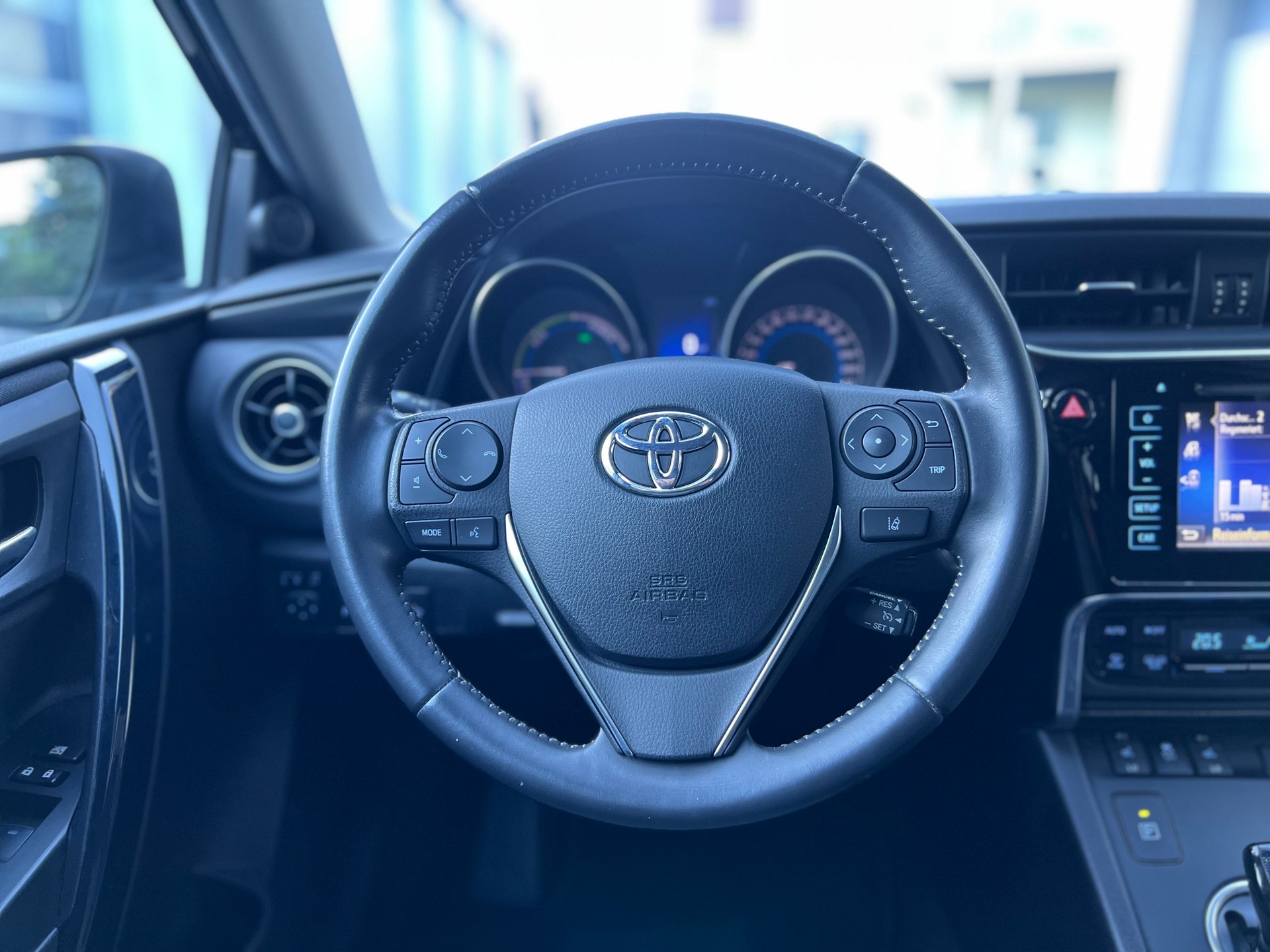 TOYOTA Auris 1.8 HSD Trend e-CVT-image-12