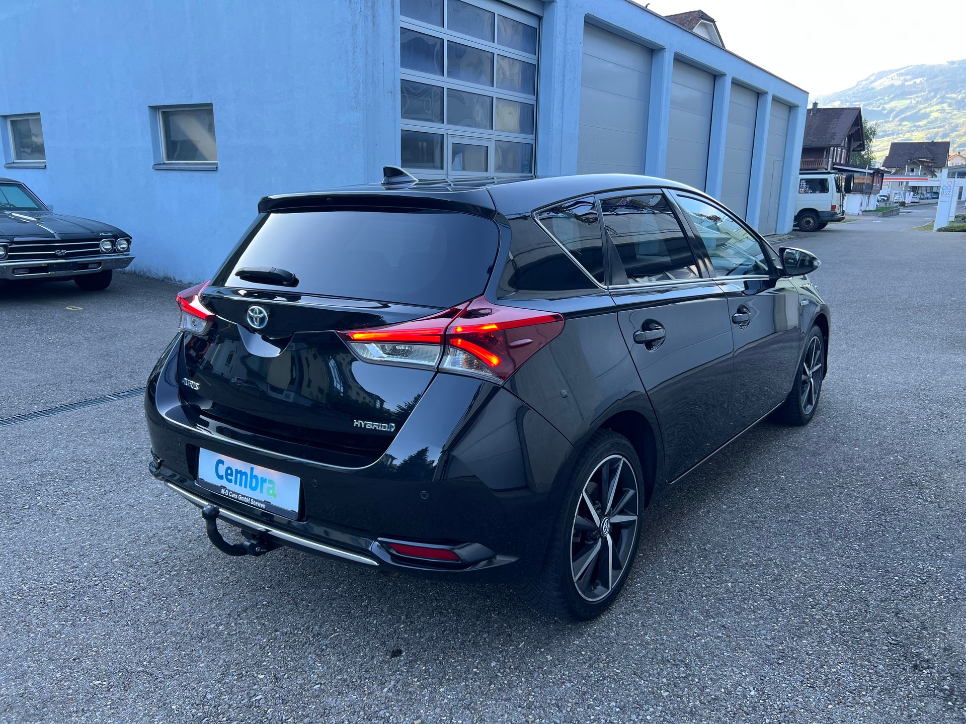 TOYOTA Auris 1.8 HSD Trend e-CVT-image-3