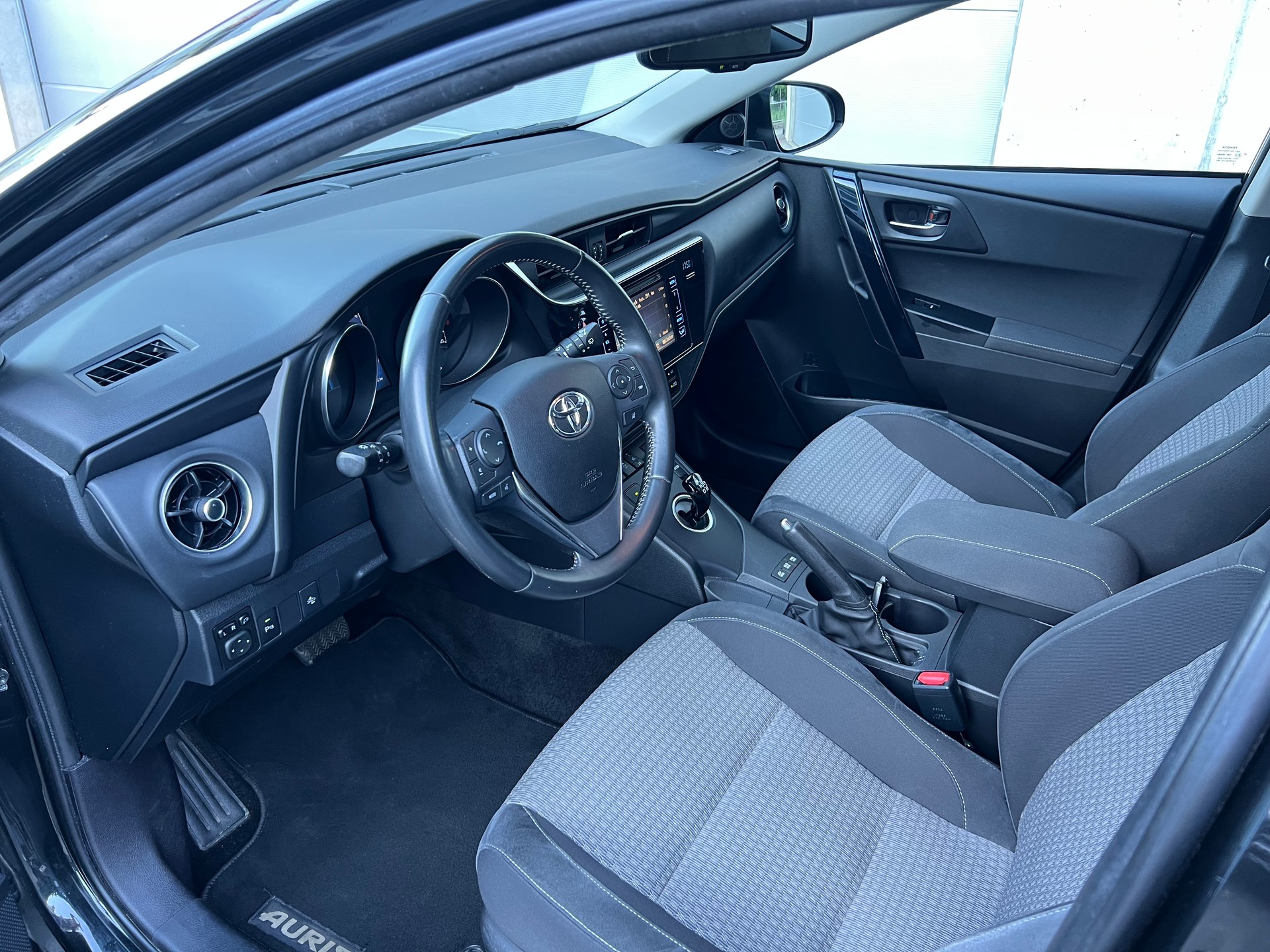 TOYOTA Auris 1.8 HSD Trend e-CVT-image-8