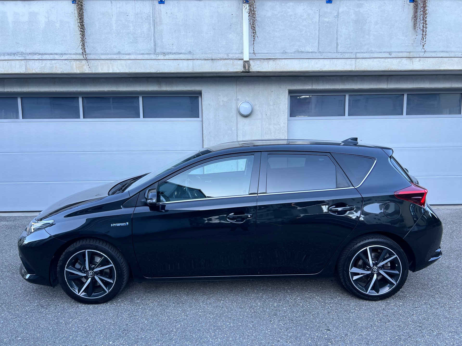 TOYOTA Auris 1.8 HSD Trend e-CVT-image-6