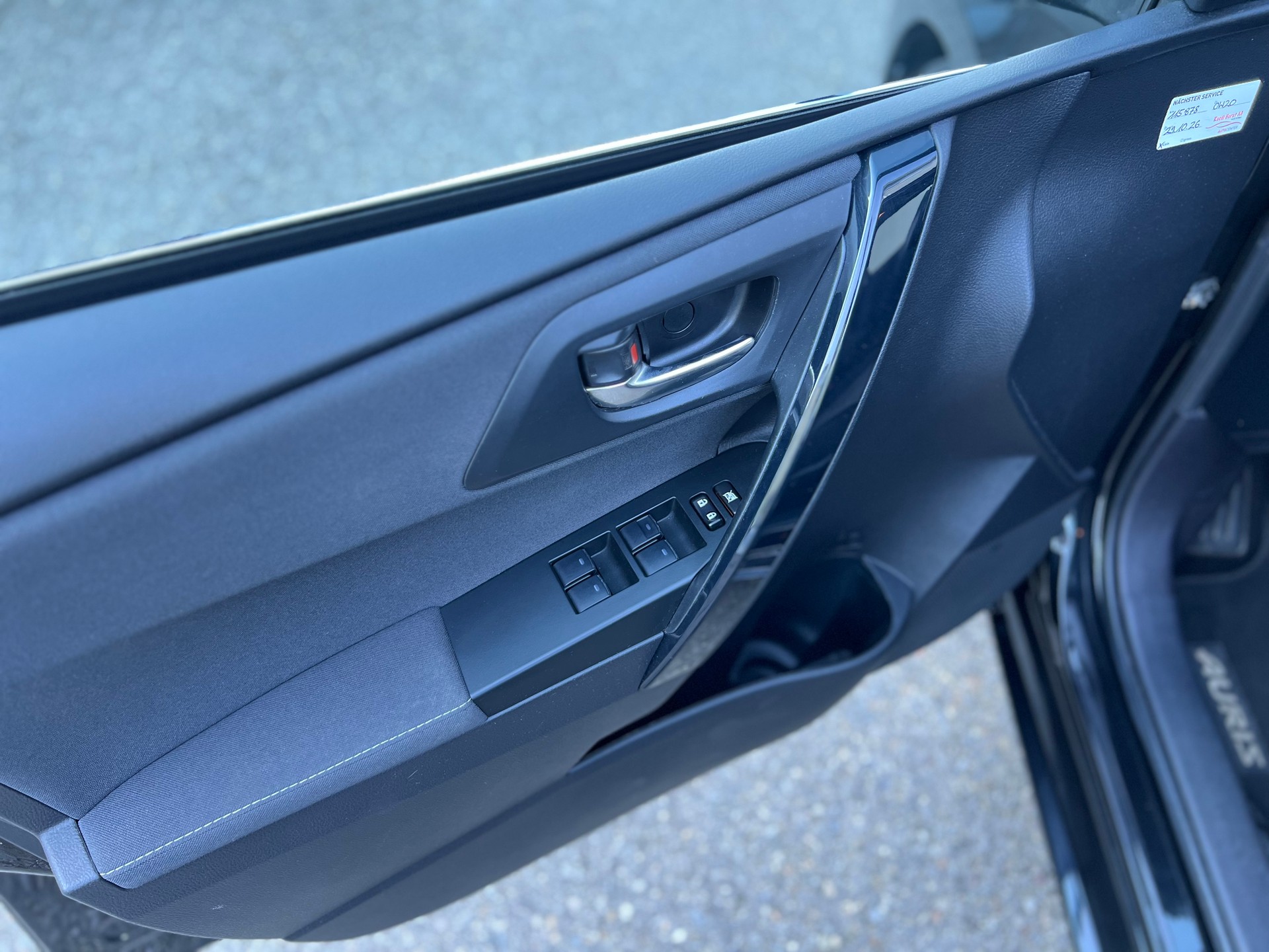 TOYOTA Auris 1.8 HSD Trend e-CVT-image-21