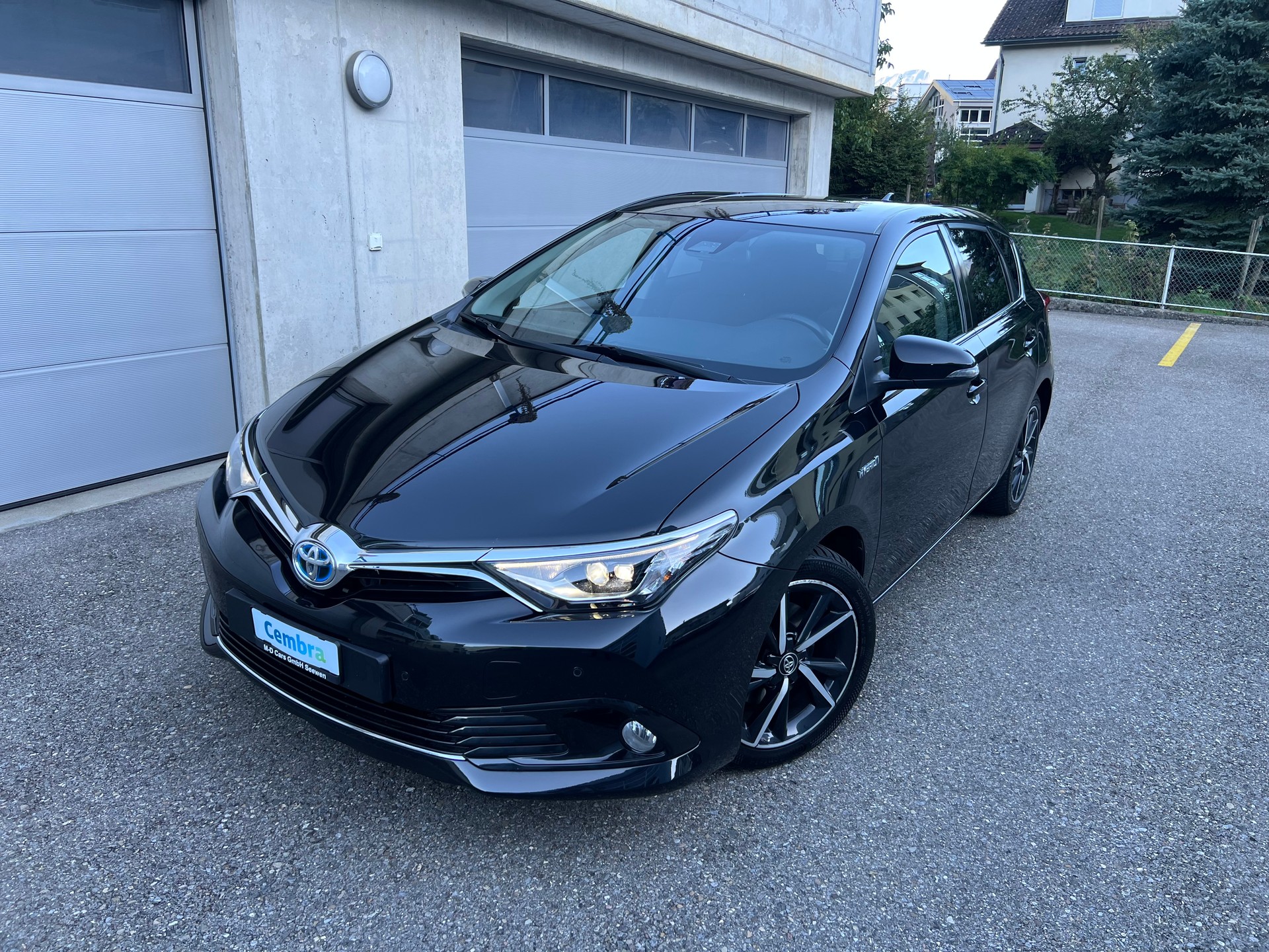 TOYOTA Auris 1.8 HSD Trend e-CVT-image-0