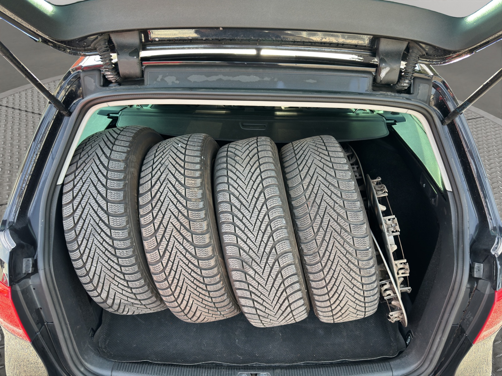 VW Passat Variant 2.0 TDI BMT Trendline-image-18