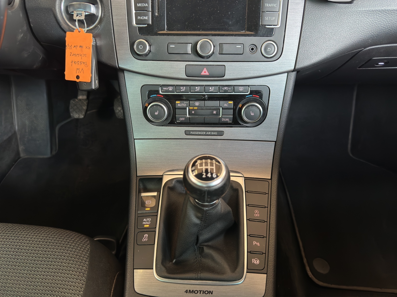VW Passat Variant 2.0 TDI BMT Trendline-image-11