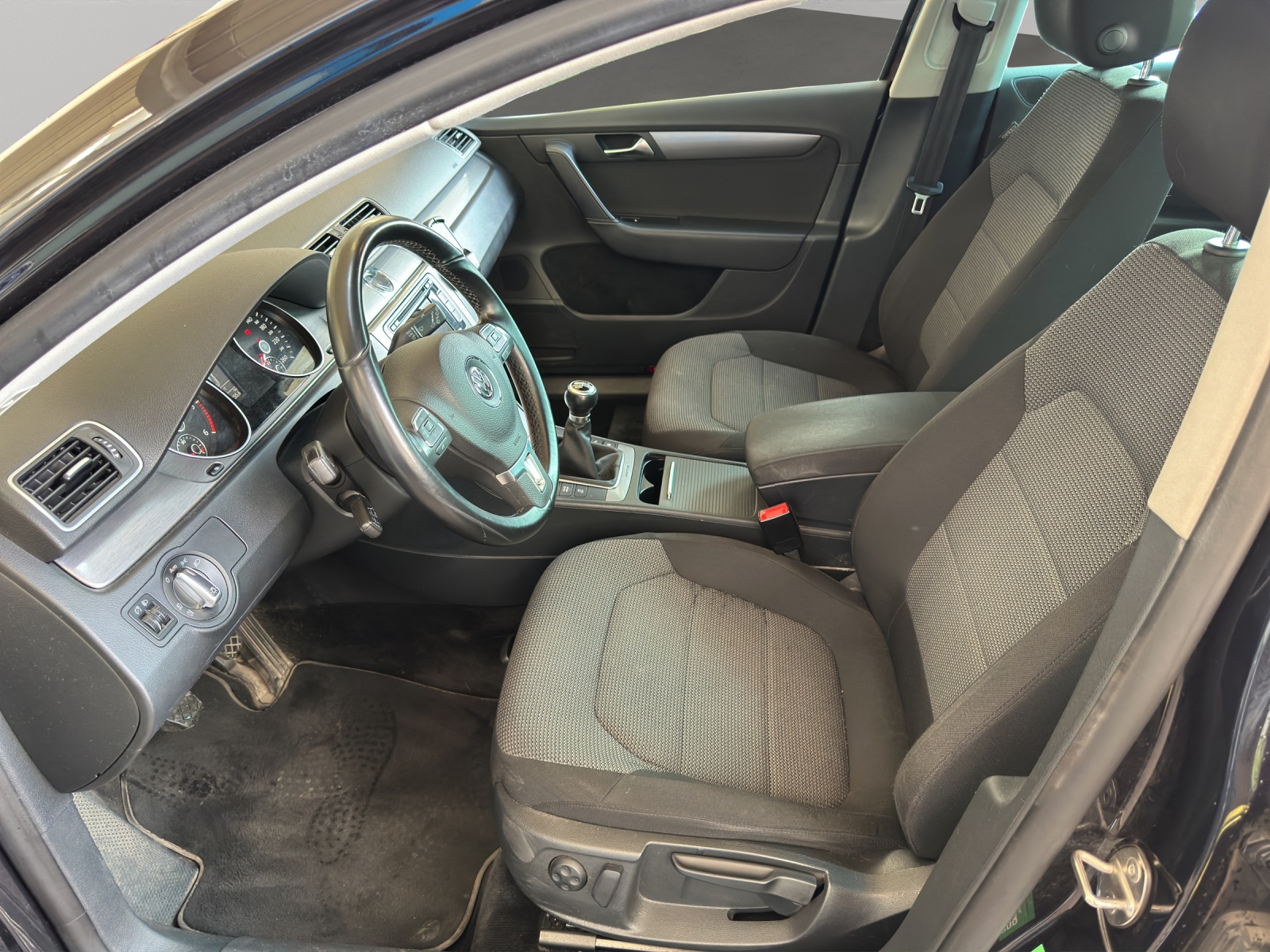 VW Passat Variant 2.0 TDI BMT Trendline-image-8