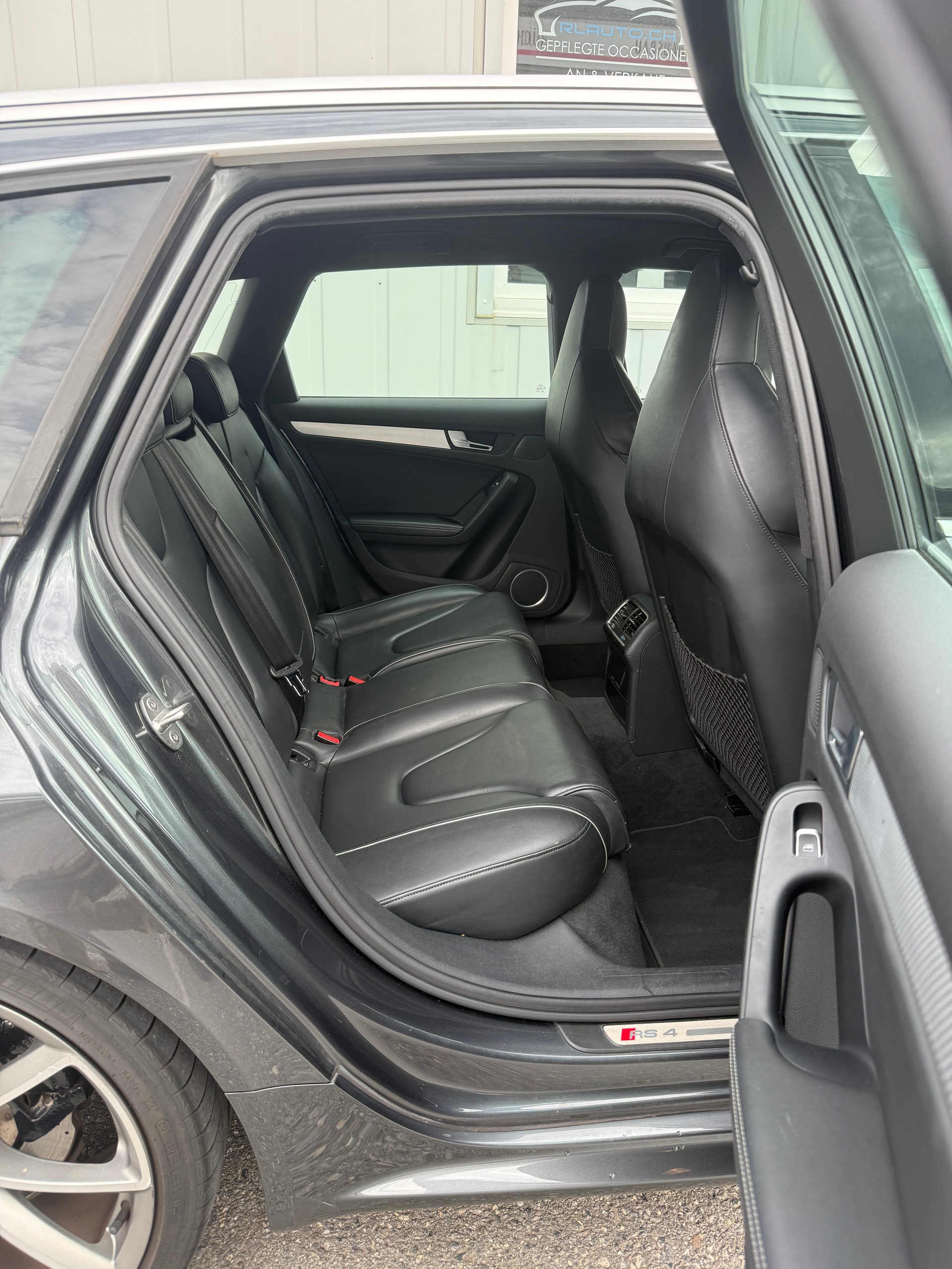 AUDI RS4 Avant 4.2 FSI V8 quattro S-tronic-image-12