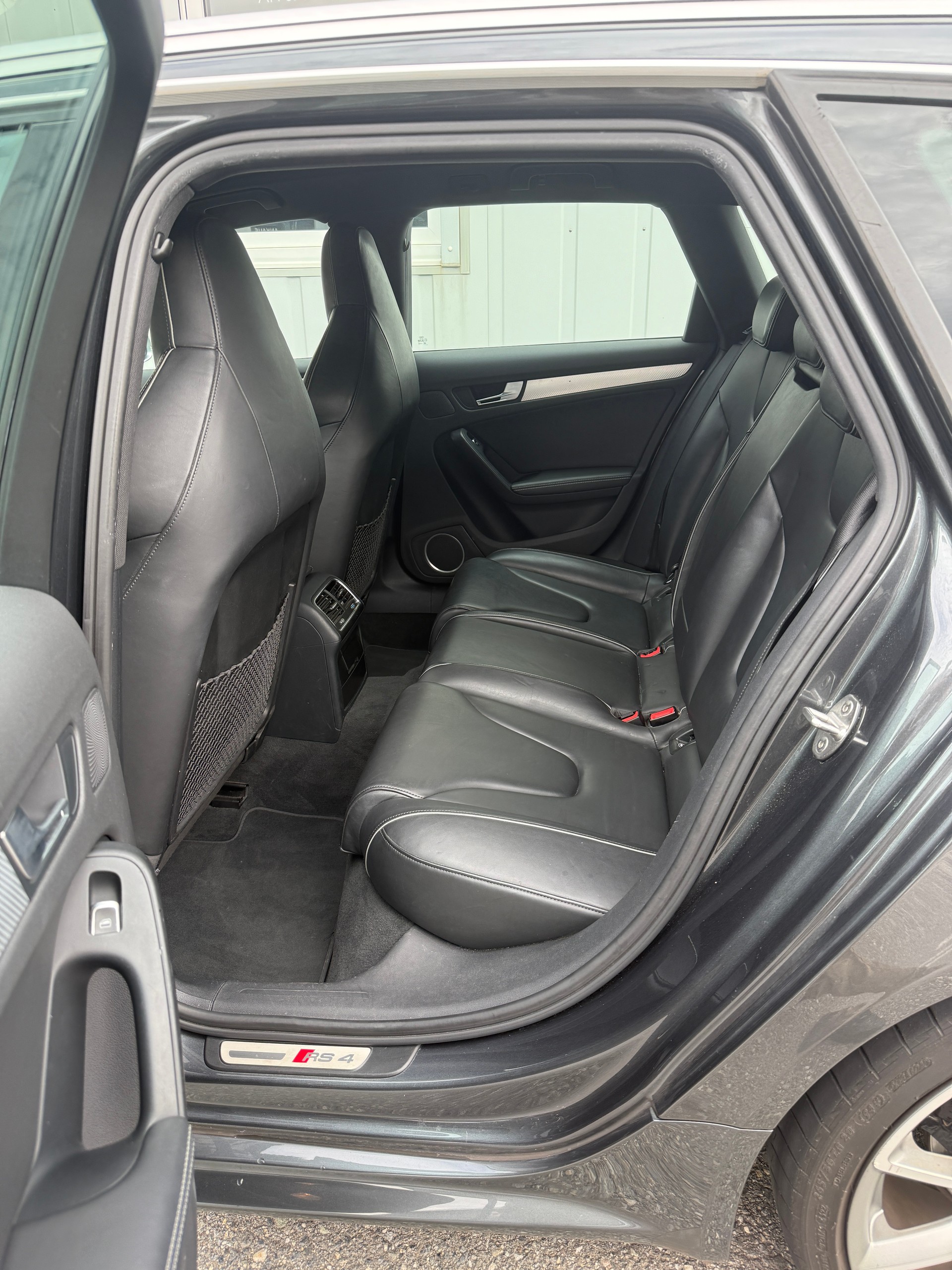 AUDI RS4 Avant 4.2 FSI V8 quattro S-tronic-image-11