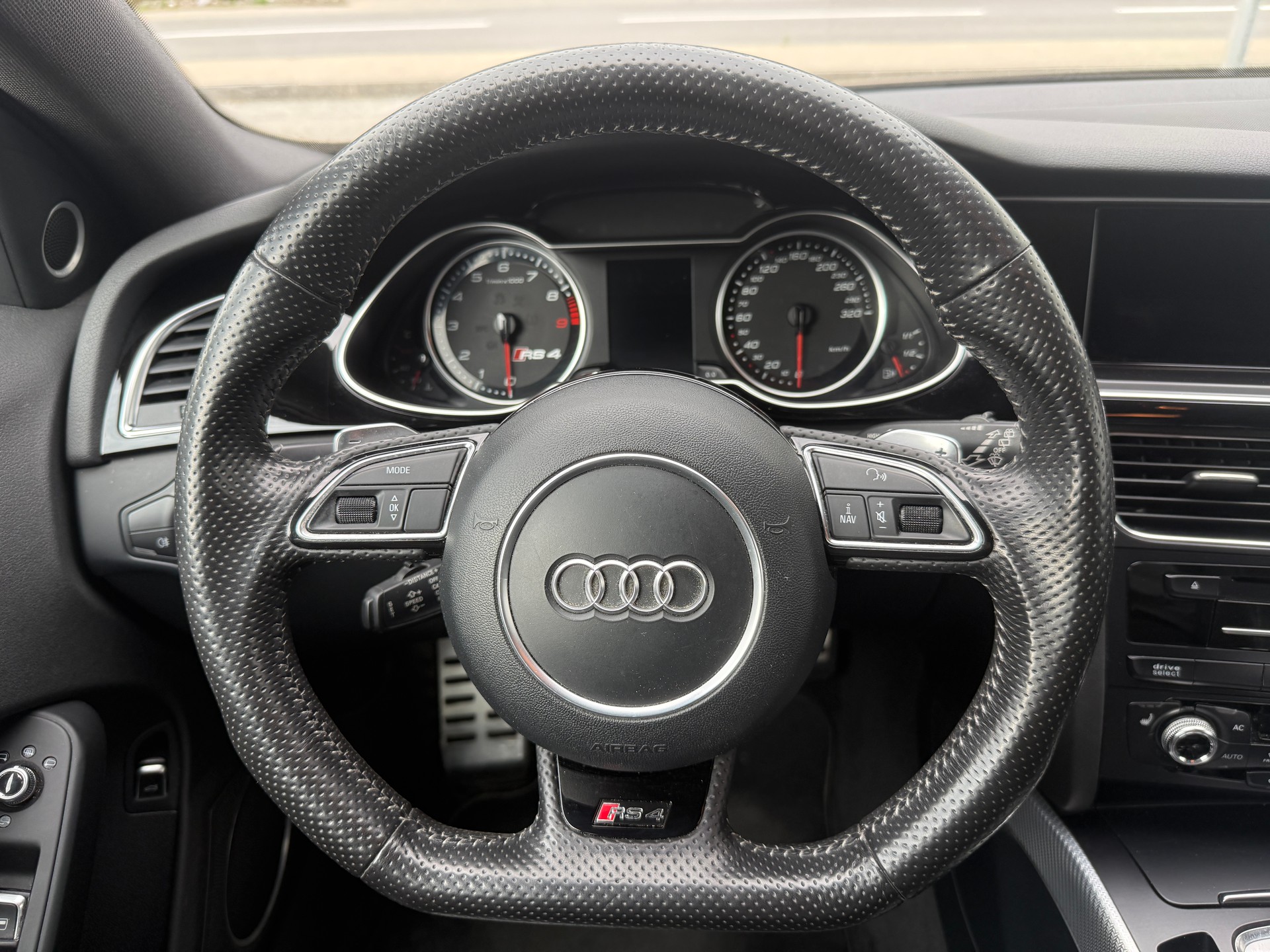 AUDI RS4 Avant 4.2 FSI V8 quattro S-tronic-image-16