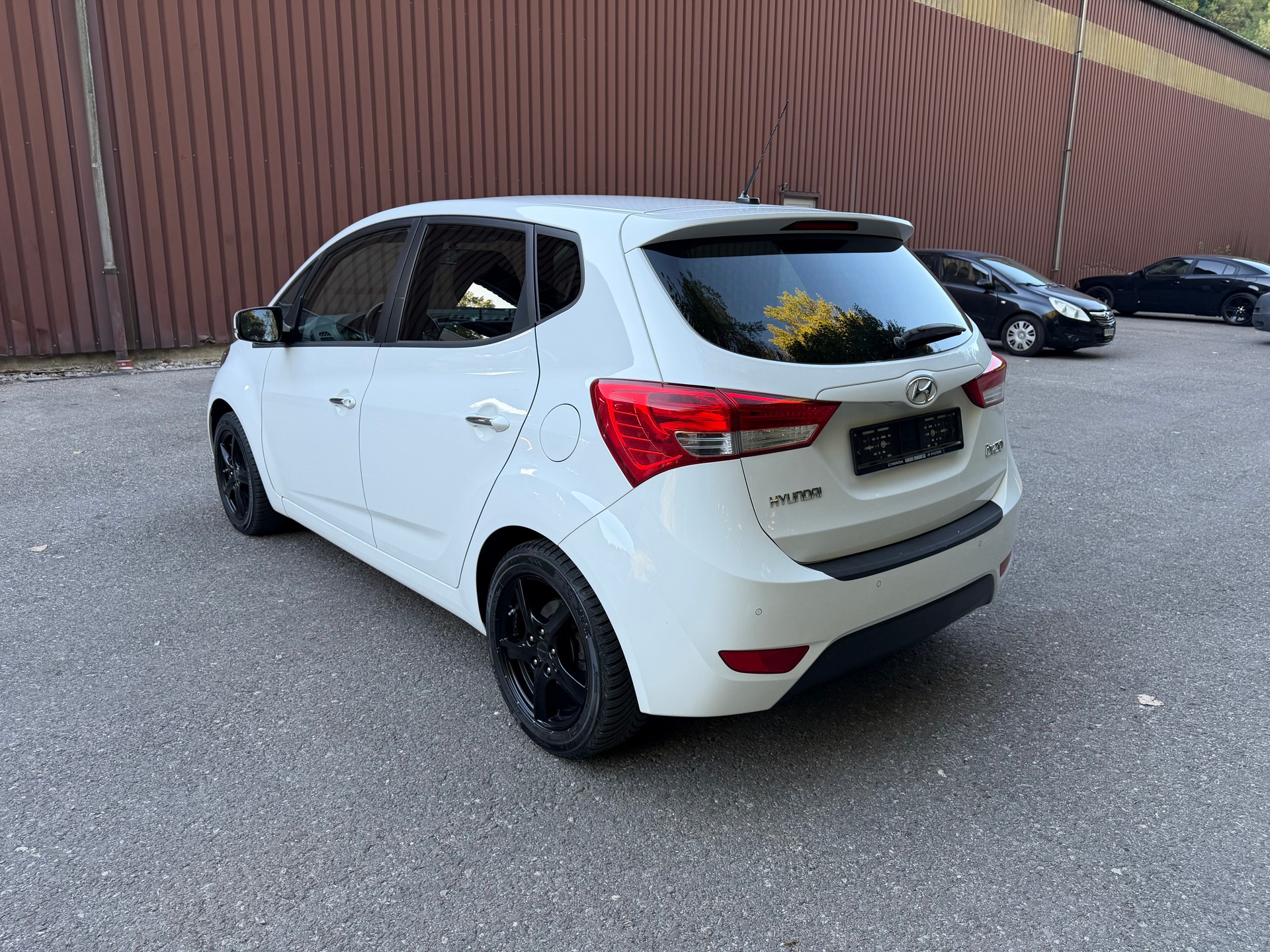 HYUNDAI iX20 1.6 Amplia Automatic-image-4