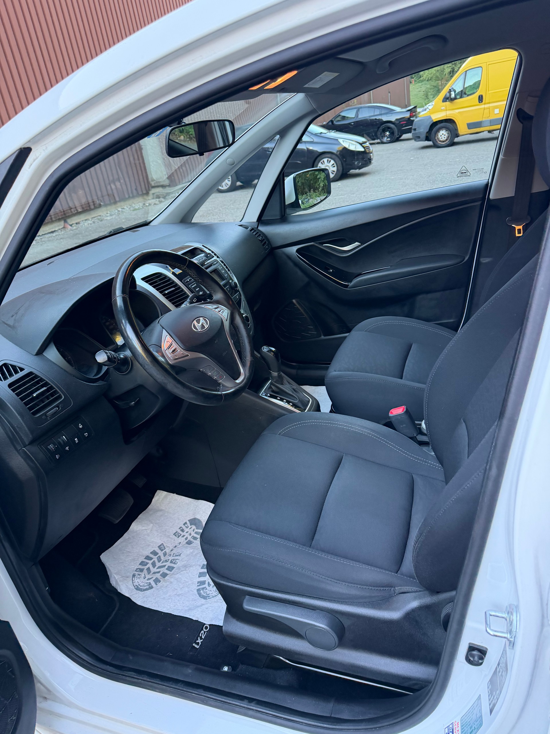 HYUNDAI iX20 1.6 Amplia Automatic-image-8